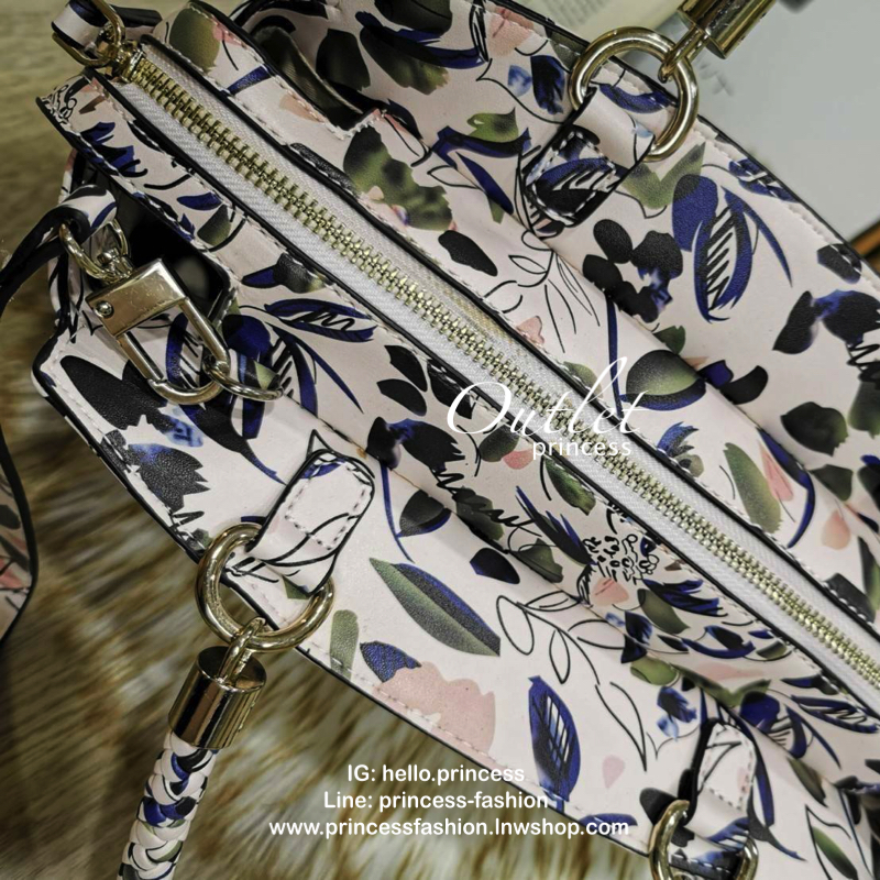 GUESS WOMAN CROSS BODY BAG กระเป๋าถือ/สะพายรุ่นใหม่ล่าสุดจาก GUESS FACTORY หนังสวยอยู่ทรงขนาดกำลังดี น้ำหนักเบา ด้านหน้าประดับโลโก้แบรนด์เปิดปิดด้วยซิปสะดวกใช้ ด้านข้างมีกระดุมปรับขยาย ภายในมีโลโก้ ช่องซิปและช่องใส่ของ ซับในพิมพ์แบรนด์ ใส่กระเป๋าสตางค์ มื