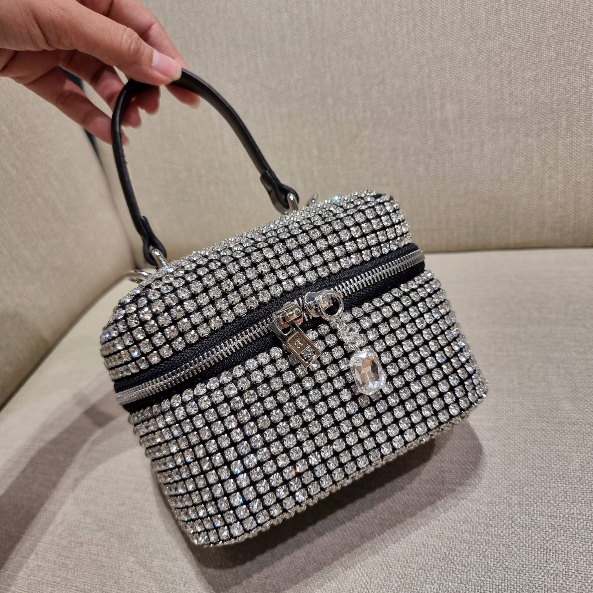 ALEXANDER WANG HEIRESS BOX BAG IN RHINESTONE MESH ใหม่ก่อนใคร กับไอเท็มสุดเอ็กซ์คลูซีฟ วีไอพีจากเคาน์เตอร์ กับกระเป๋าถือ/สะพายทรงกล่องตกแต่งพลอยเทียม หรูหรา โดดเด่น ดูแพง ด้วยการตัดเย็บเรียงร้อยลงบนตาข่ายเนื้อละเอียด ทำให้ดูดีมีราคางดงามมากๆ เปิด-ปิดด้วยซ