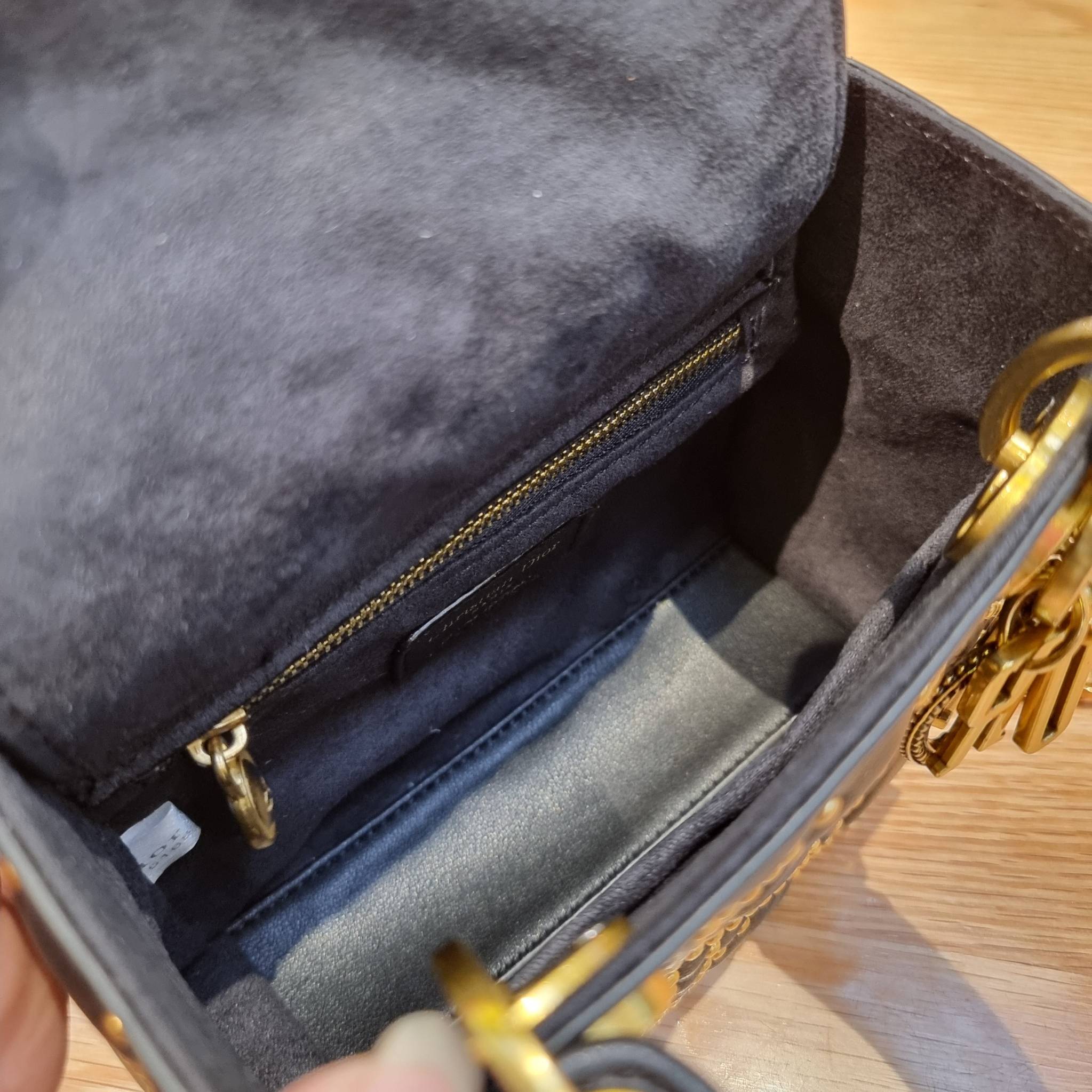 DIOR CD MINI LADY STUDDED BAG กระเป๋าสะพายข้างพรีเมี่ยมกิ๊ฟสุดฮอต ดีไซน์ตกแต่งหมุดเต็มใบ ไม่มีคือพลาด หรูจริงอะไรจัง ทรงกล่องคลาสสิค วัสดุหนังแท้ โดดเด่นด้วยพวงกุญแจโลโก้สีทองลิมิเต็ด มีหูจับในตัวและสายครอสบอดี้สุดเลิศ แต่งเติมดีเทลอัพราคาไปอีก ภายในเป็นช