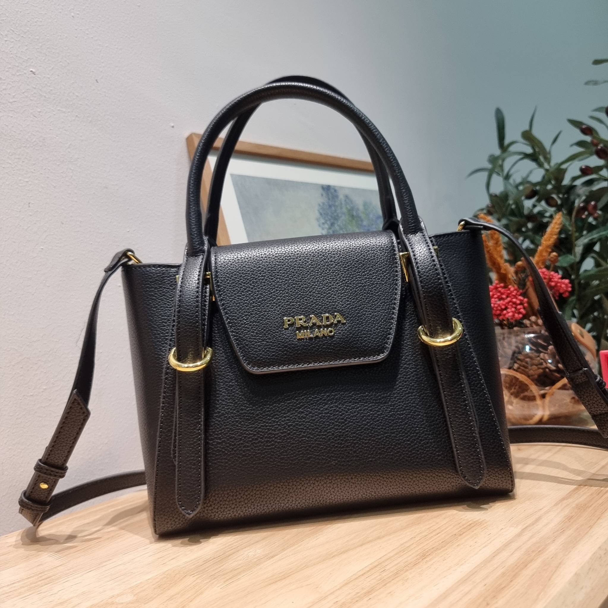 PRADA Saffiano leather bag / Prada leather bag กระเป๋าถือ/สะพายล่าสุด ที่ดีไซน์เรียบหรู สวยคมชัด เต็มไปด้วยดีเทลน่าใช้ สายคล้องไหล่ที่สามารถถอดออกได้