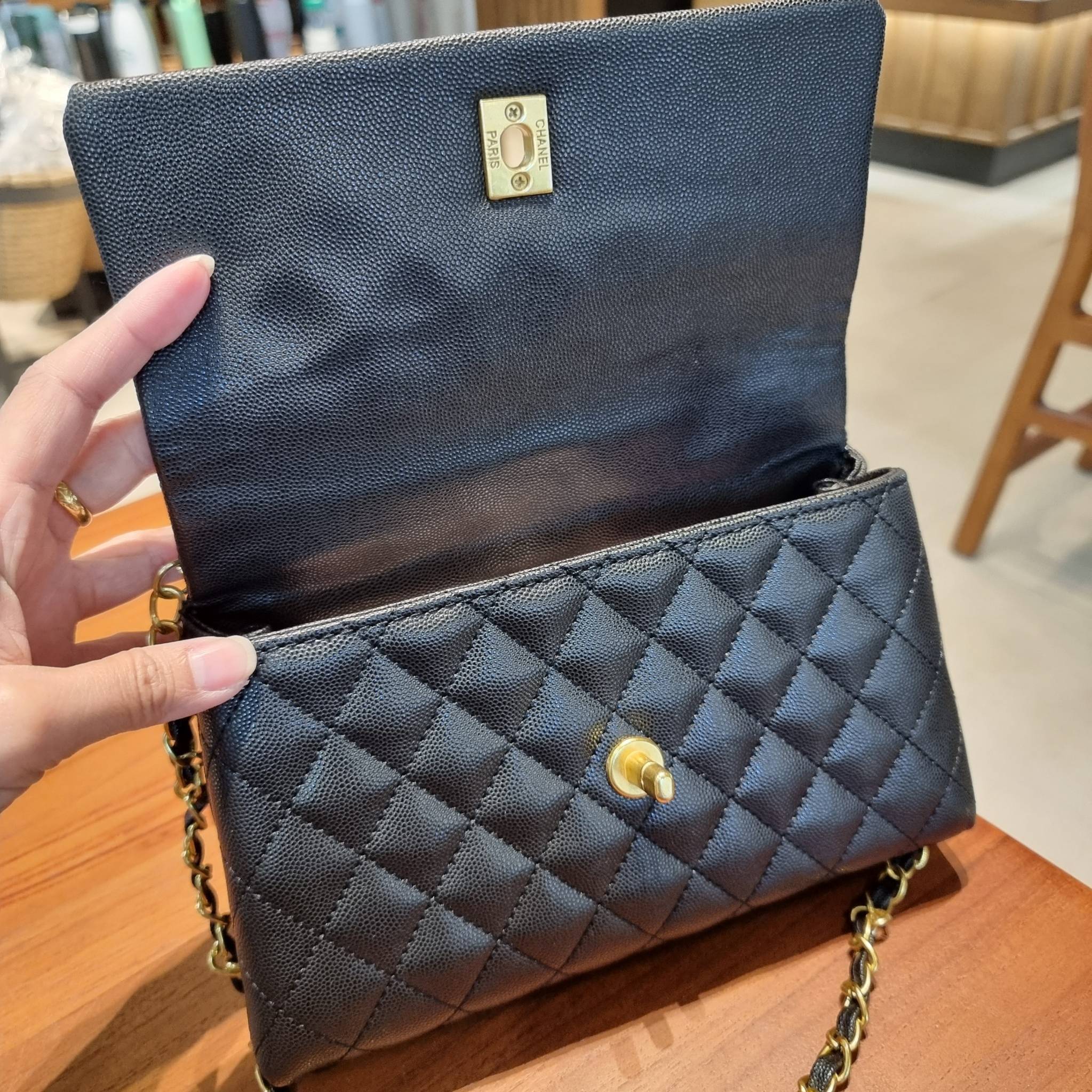 VIP 】รุ่นยอดฮิตตลอดกาล ไซส์กำลังสวย!! จากแบรนด์ Chanel กระเป๋าถือ/สะพาย หนังลายคาเวียร์ โลโก้เด่นชัด เปิด-ปิดกระเป๋าด้วยตัวบิดล็อค อะไหล่สีทองหรู ทรงสวยผู้ดี ภายในกระเป๋ามีช่องโล่งกว้างจุของได้พอสมควร มีช่องซิปแบ่งสัดส่วน ด้านหลังมีช่องเก็บของจุกจิกอีก 1 