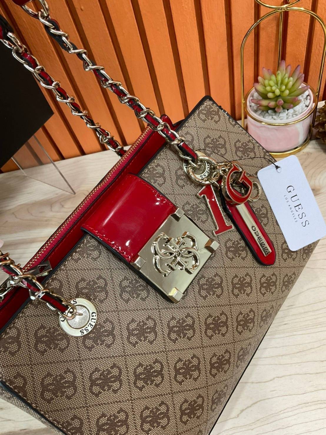 กระเป๋าสะพายไหล่ Guess Logo City Small Society Satchel กระเป๋าสะพายไหล่ ขนาดกำลังดี วัสดุ pu สวยอยู่ทรง มาพร้อมพวงกุญแจน่ารักๆ ถอดออกได้ ด้านหน้าประดับโลโก้แบรนด์ เปิดปิดด้วยซิป มี 2 ช่องหลักใช้งาน ภายในช่องซิปหน้าแยกเป็นสัดส่วนการใช้งาน ซิปช่อง 2 โล่งกว้