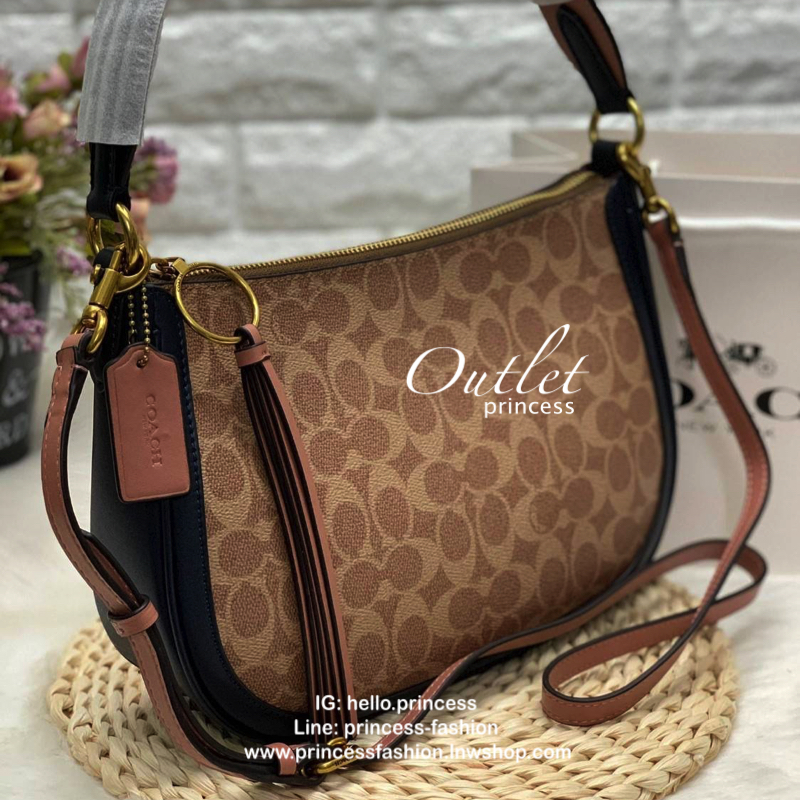 COACH SUTTON CROSSBODY IN SIGNATURE BAG กระเป๋าถือหรือสะพายไหล่ ทรงสวย วัสดุหนังแท้ เนื้อนิ่ม พร้อมพวงกุญแจหนัง เปิดปิดแบบซิป ภายในกว้าง ใส่ wallet ยาว และของใช้ได้เยอะ มีช่องเล็ก พร้อมสายสะพายยาวถอด ปรับได้ค่ะ Dont's miss!!