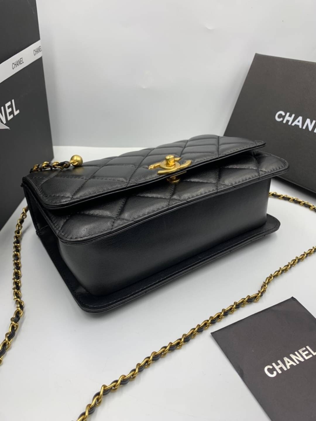 หนังแท้ VIP GIFT CHANEL CLASSIC CROSSBODY CHAIN IN BLACK BAG งานหนังแกะสีดำสุดคลาสสิก เรียบหรู มีกิมมิกน่ารักๆ หนังฟูทุกช่องสวยมากๆ อะไหล่สีทอง สวยสุดๆ เลยค่ะ