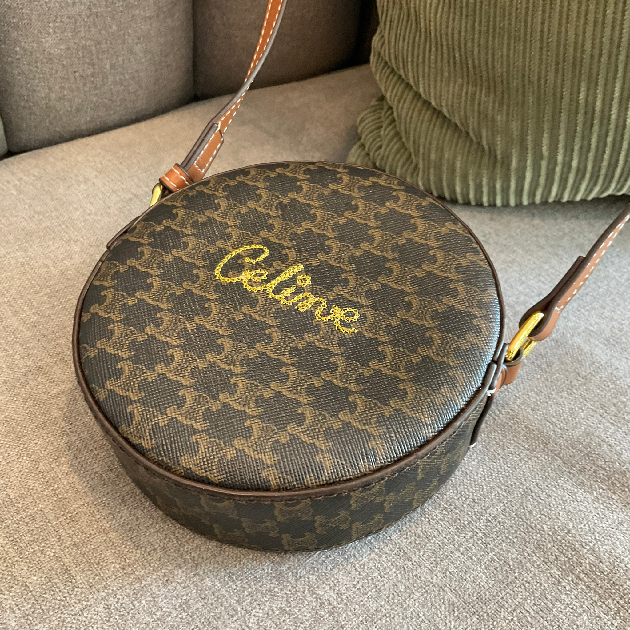 CELINE ROUND PURSE ON STRAP IN TRIOMPHE CANVAS / พร้อมส่งที่ไทยกับ CELINE CROSSBODY BAG กระเป๋าทรงครอสบอดี้ ใบกลมเล็กน่ารัก วัสดุหนังทั้งใบ ตกแต่งด้วยโลโก้แบรนด์ปักเลื่อมด้านหน้า