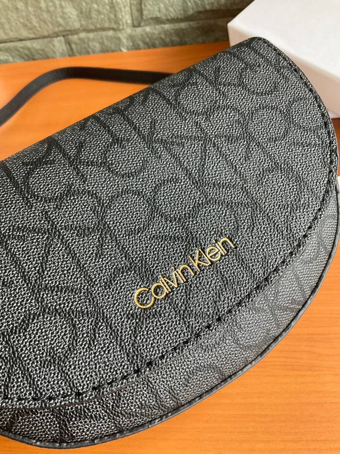 ของแท้ 💯% Calvin Klein Monogram Crossbody Bag กระเป๋าสะพายทรงครอสบอดี้ กระเป๋าคลัทช์ ทรงครึ่งวงกลม ขนาดน่ารัก ลายโมโนแกรมรอบใบ