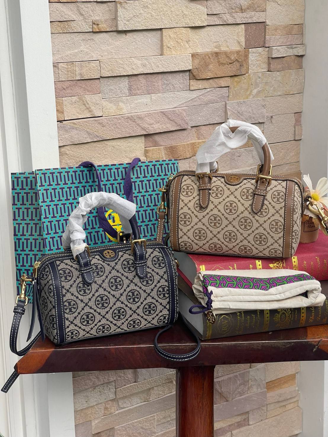 small: Tory burch T Monograme Jacquaed Mini Duffle Bag เป็นทรงกระเป๋าที่มีความฮอตฮิตตลอดกาล ด้วยรูปทรงคลาสสิคและเหมาะใช้งานเข้ากับทุกสถานการณ์ ไม่ว่าจะเป็นกระเป๋าสะพายไหล่ เพิ่มความคล่องตัวและเข้าได้กับทุกลุค ไม่ว่าจะเป็นวันสบายๆ หรือวันที่ต้องออกไปทำกิจก