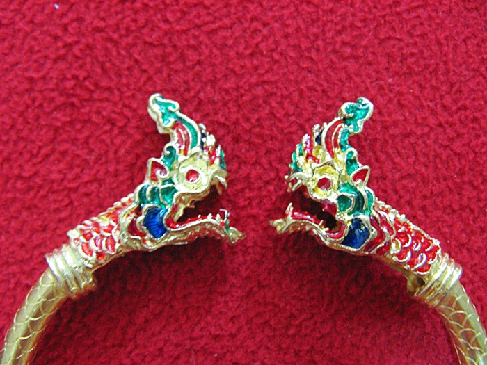 กำไลพญานาค2เศียรเนื้อทองเหลืองลงยาสีแดงพร้อมใบคาถาค่ะ