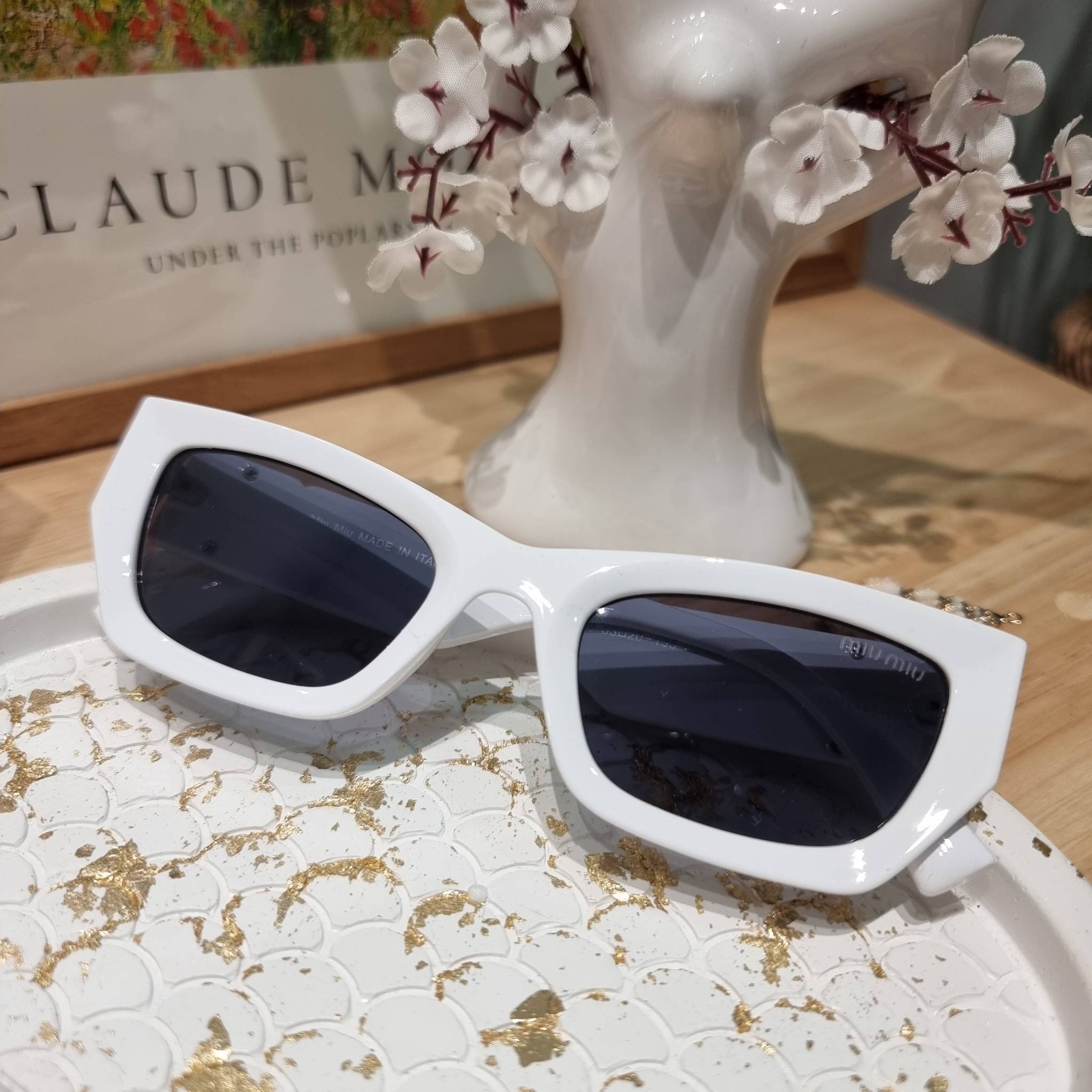 MIU MIU Sunglasses UV protection มาพร้อมอุปกรณ์ครบเซ็ท สวยปัง สวยตะโกน มีพกติดตัวไว้ไม่ตกเทรนด์ ใส่เสริมโหงวเฮ้ง ดูผู้ดี ใช้ได้ทุกโอกาส ทุกสถานการณ์ ใส่ที่บ้านถนอมสายตา ใส่ออกข้างนอกกันแดด กันลม กันฝุ่นก็มั่น ก็เลิศทั้งหมด