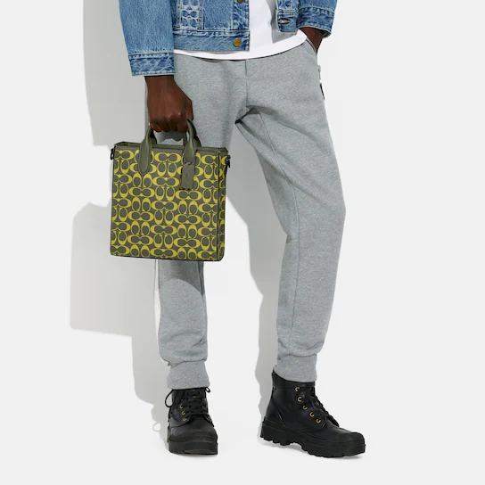 COACH COLORFUL GOTHAM TOTE SIGNATURE ((CA814)) รุ่นนี้ใช้ได้ทั้งผู้ชายและผู้หญิง ขนาดกลางๆกำลังสวยเลยค่ะ ใหม่ล่าสุด ก่อนใคร! กับกระเป๋าที่รังสรรค์สีออกมาได้สดใส เรียกได้ว่าจัดเต็มในเรื่องสีมีเดียวค่ะ หนังแท้ ลายหนังสวย บวกกับโลโก้แบรนด์ทั้งใบที่ลงลายสีได้