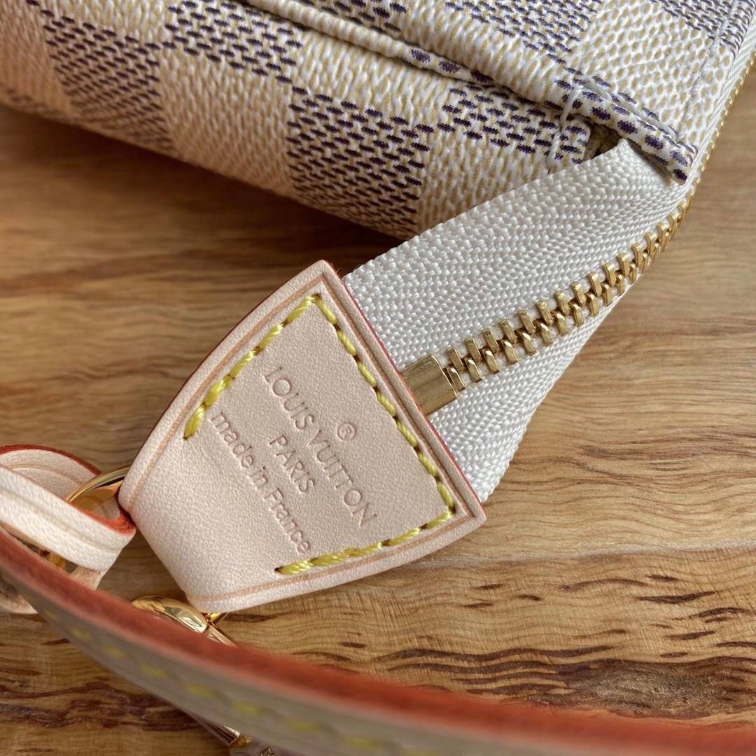 หนังแท้ LOUIS VUITTON MONOGRAM POCHTE ACCESSORIES BAG พร้อมส่งที่ไทย รุ่นฮิตตลอดกาล ต้องมีไว้ครอบครองจ๊ะ ที่สำคัญไม่ต้องเสียตังเยอะซื้อของแท้ก็ได้งานที่เทียบเท่าของแท้เพราะสำหรับรุ่นนี้เราอัพเกรดมาแล้ว งานละเอียดทุกตารางนิ้ว หนัง&อะไหล่นำเข้า การวางลายตรง