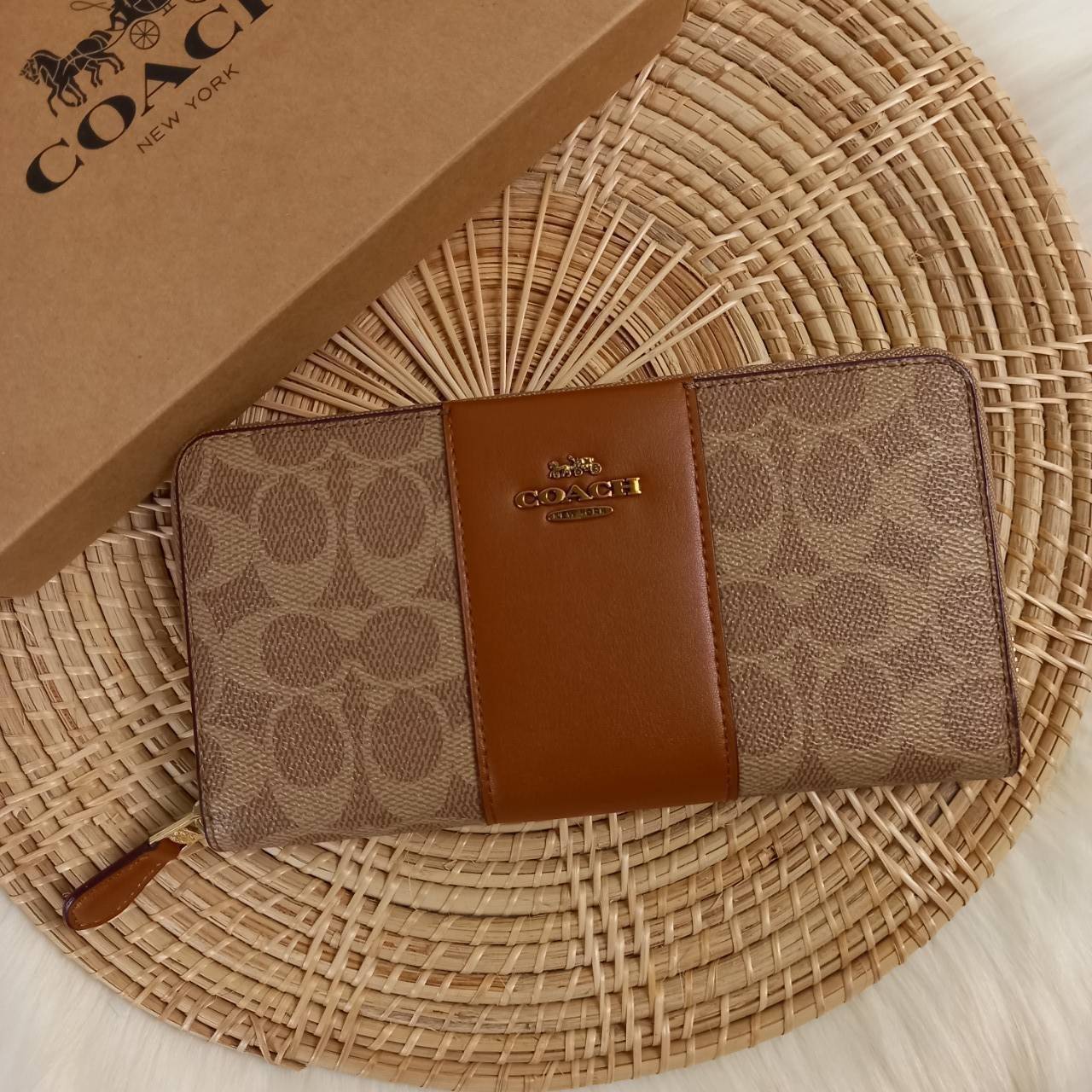 มาเท่าไหรก็ไม่เคยพอจริงๆ มีความต้องการกันถึงขีดสุด❣️😘>>COACH ACCORDION ZIP WALLET IN COLORBLOCK SIGNATURE CANVAS (COACH 31546)🍁กระเป๋าสตางค์ใบยาว ซิปรอบ //วัสดุหนังแคนวาสสลับหนังแท้ ดีไซน์สวย โดดเด่นลงตัวเป็นที่สุด ด้านในมีช่อ