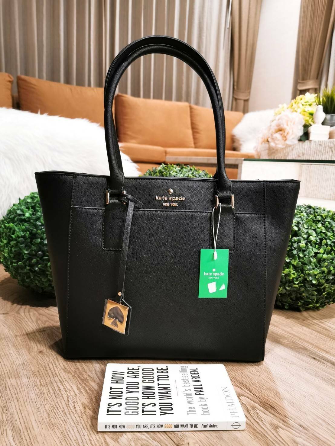 KATE SPADE NEW YORK TOTE BAG กระเป๋าถือหรือสะพายทรง Tote ใบใหญ่กำลังดีวัสดุหนัง Saffiano สวยอยู่ทรงสไตล์ PRADA น้ำหนักเบา ด้านหน้าประดับโลโก้แบรนด์พร้อมห้อย TAG สัญลักษณ์แบรนด์ที่หูหิ้ว เปิดปิดด้วยซิปแบรนด์สะดวกใช้ ภายในมีช่องแบ่งเป็นสัดส่วน มีช่องซิปกลาง