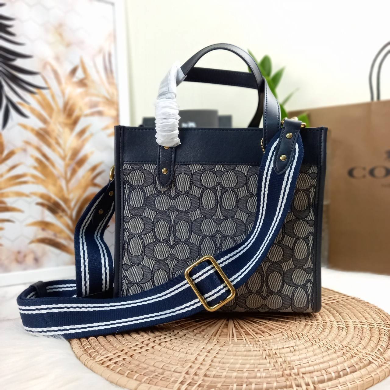 ใบนี้ ช่วยให้ชีวิตง่ายขึ้นเยอะเลย🌈🌺>>COACH FIELD TOTE 22 IN SIGNATURE JACQUARD(COACH C3865) 🍁กระเป๋าถือ สะพาย รุ่น Unisex ใช้ได้ทุกเพศวัย ขนาดเหมาะต่อการใช้งานในแต่ละวันมากๆ //วัสดุ jacquard ลาย signature ตกแต่งดีเทลด้วยหนังแ