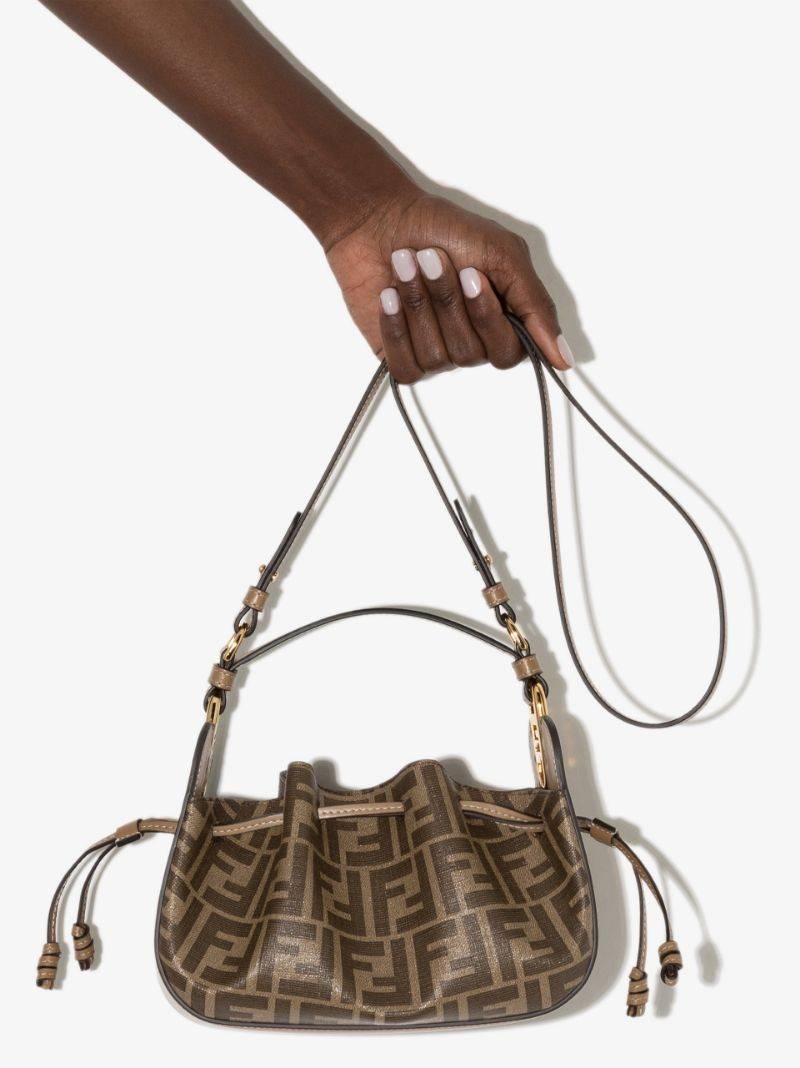 Fendi Pomodorino mini FF leather bag / FENDI FF mini bag รุ่นลิมิเต็ด หายาก ขนาดกำลังสวย ดีไซน์ทรงไม่ซ้ำใคร เก๋ๆตรงดีเทลรูดเก็บปากกระเป๋า วัสดุหนังแคนวาสเคลือบลาย มาพร้อมหูจับในตัว และสายครอสมีมาให้ ปรับได้เล็กน้อย ภายในโล่งกว้าง ใส่ของจำเป็นได้ครบ ใบจริง