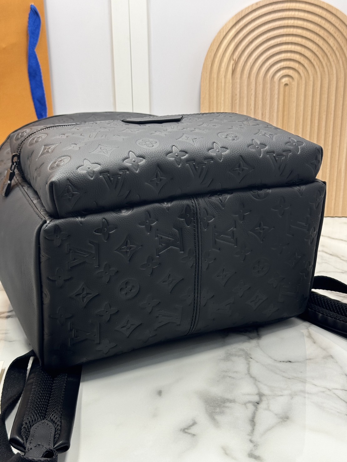 LV Discovery Backpack กระเป๋าเป้สะพายหลัง ผสมผสานความมีสไตล์ สะดวกสบาย กับฟังก์ชันการใช้งานเข้าด้วยกัน ไอเท็มออกแบบรับกับรูปร่าง ปั้มลาย Monogram Shadow เต็มใบ