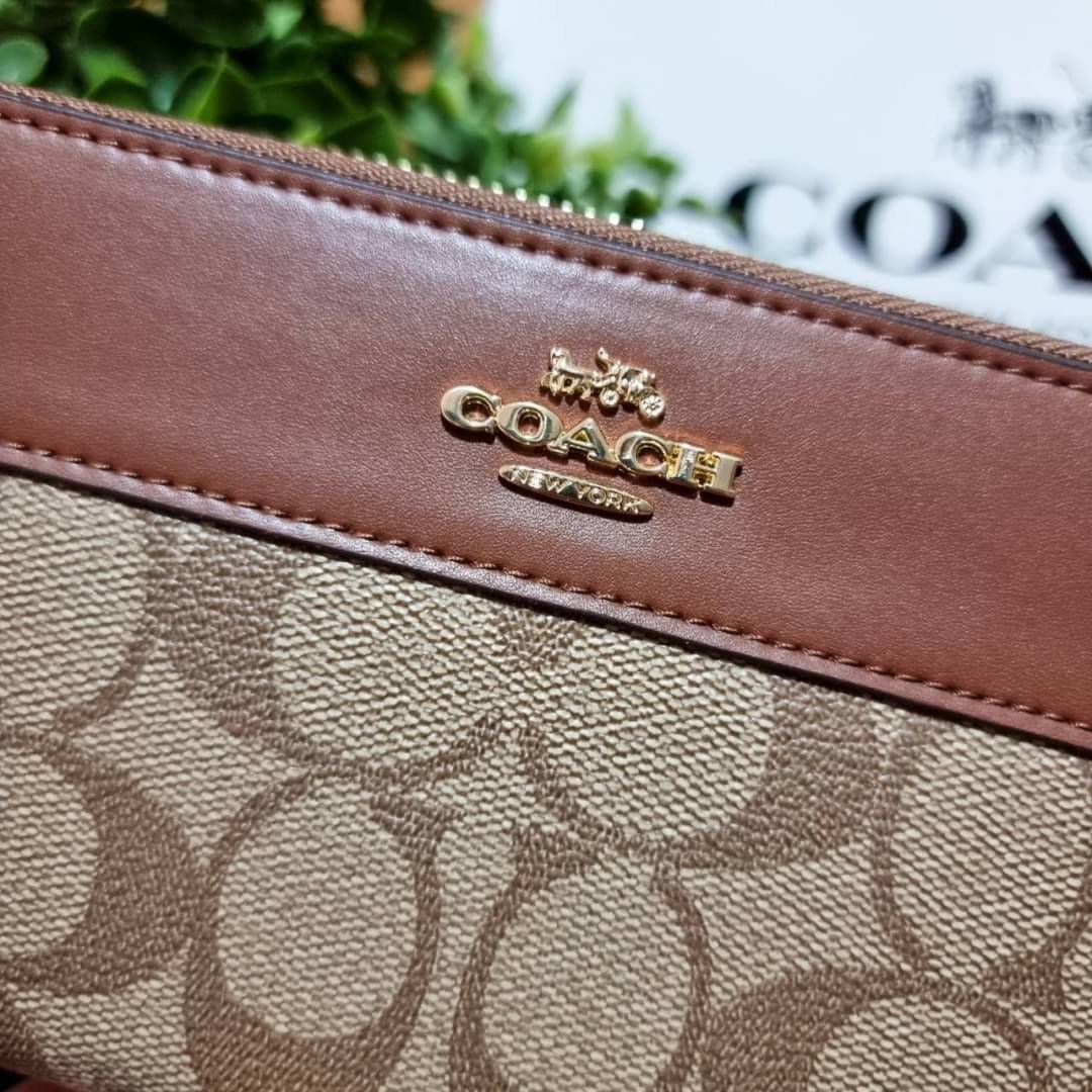 COACH F76873 ACCORDION ZIP WALLET IN SIGNATURE CANVAS Best seller กระเป๋าสตางค์รุ่นคลาสสิค ซิกเนเจอร์ของแบรนด์ ที่ขายดีตลอดกาล วัสดุหนังแคนวาสเคลือบสลับหนังแท้ เปิด-ปิดด้วยซิปรอบ รูดใช้งานง่าย ใส่บัตรได้ มีช่องซิปใส่เหรียญ ใส่มือถือได้ พกใบนี้ใบเดียวเอาอย