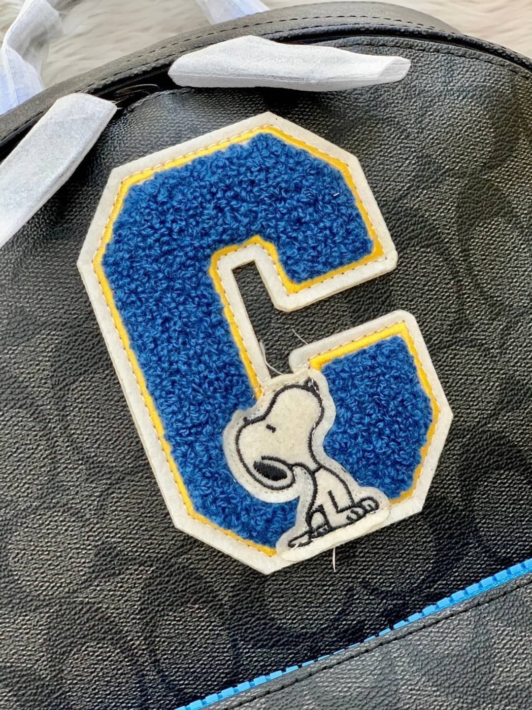 เป้รุ่นใหญ่ คู่ใจไปไหนไปกันค่าาา 🔺ใช้ได้ทั้งชาย//หญิง นะคะรุ่นนี้ Coach C5511 X Peanuts West Backpack In Signature Canvas With Varsity Patches 📌พร้อมส่ง! กระเป๋าสะพายหลังแบบมีหูหิ้ว หนังแท้อย่างดี หนังนิ่มมือดีมากค่ะ! 🌈จุดเด่นตรงด้