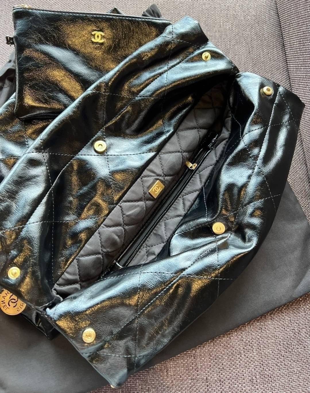 CHANEL 22 LEATHER HANDBAG พร้อมส่ง 2 สี ทรงยอดฮิตในปี 2023 กระเป๋าหิ้วหรือคล้องไหล่ได้ หนังอย่างดี หนังนิ่มมากๆ ยืดยุ่นได้ดีมีความทนทาน **ราคาพิเศษสุดคุ้ม งานสวยเกินราคา