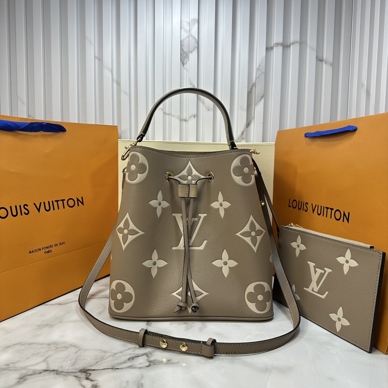 ORI หนังแท้ | LV NeoNoe MM Bucket bag Monogram Flower กระเป๋าสะพายทรงบัคเก็ต เอกลักษณ์ LV และลาย Monogram Flower อันโดดเด่นเพิ่มสไตล์ มีเสน่ห์ชวนหลงใหล