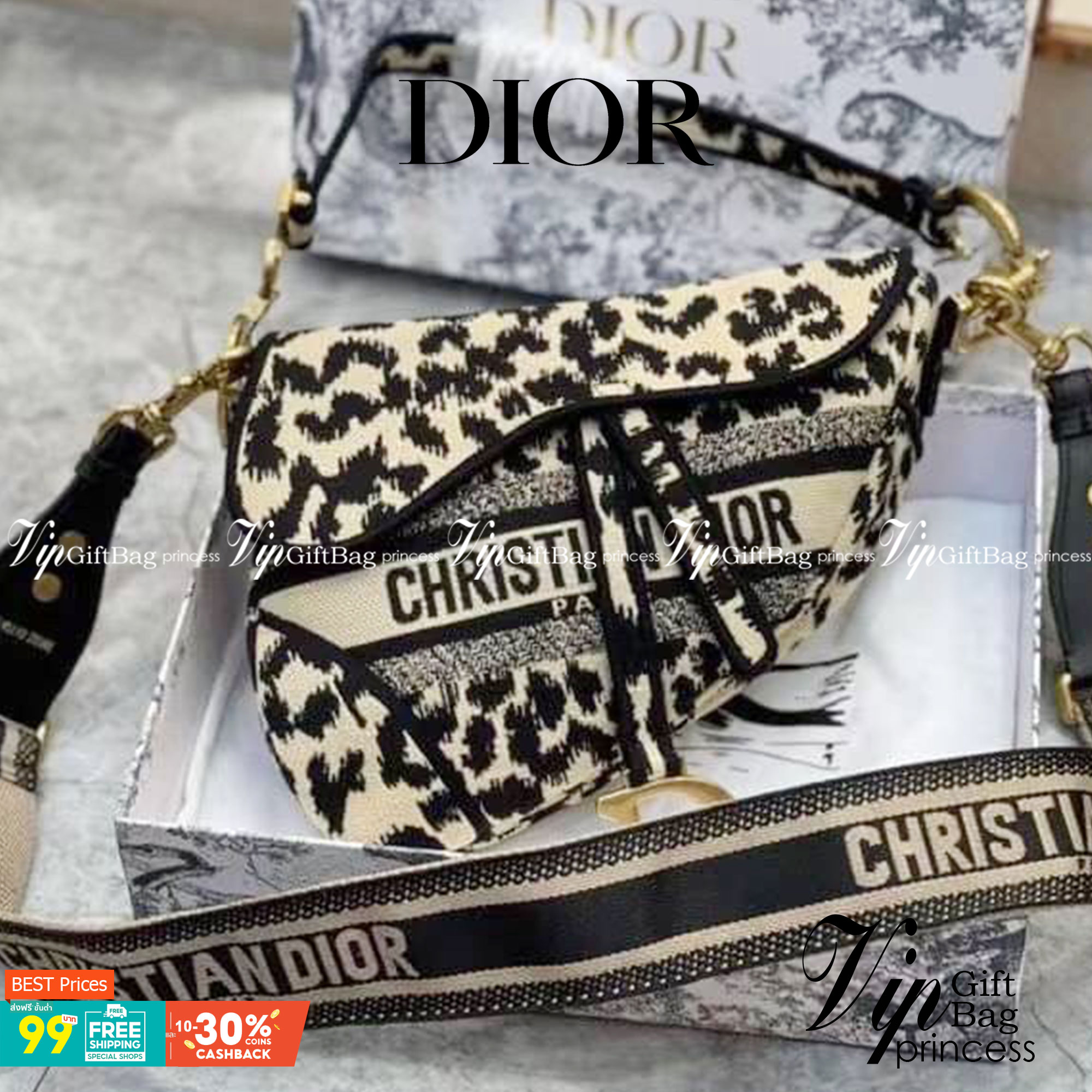 หนังแท้ DIOR SADDLE BAG Oblique Embroidery รุ่นใหม่ทอลายเสือ กระเป๋ารุ่นยอดนิยมตามแบบฉบับแบรนด์ งานทอลายคมชัด ใช้งานได้ 2 แบบ สะพายยาว CROSSBODY และสายสั้นถือได้เก๋ๆ ลุคนี้คูลสุดๆ เลยค่าา ภาพถ่ายจากสินค้าจริง! สวยมาก พร้อมส่งที่ไทยราคาสุดคุ้ม สาวๆ ห้ามพลา