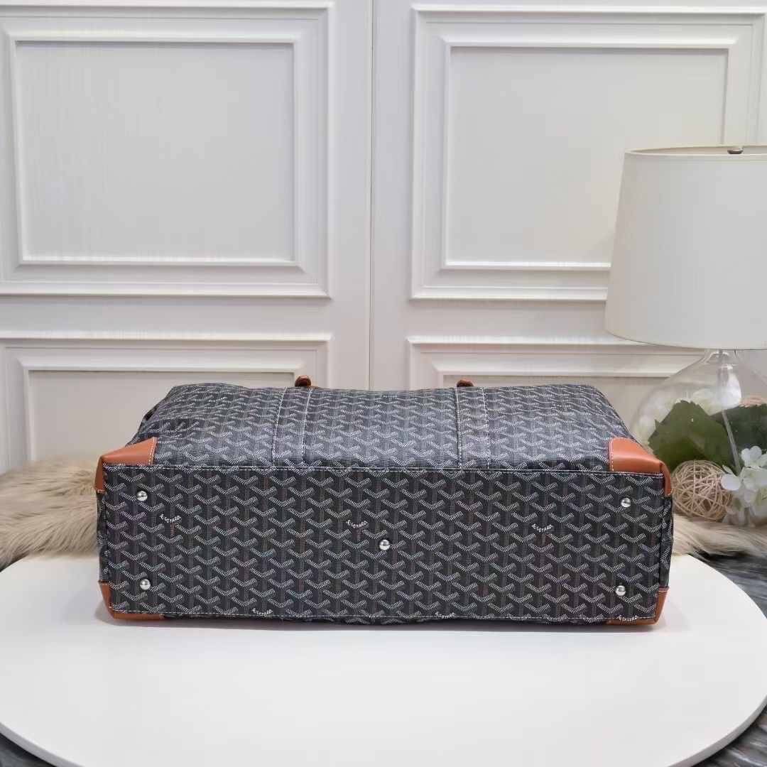 Goyard Boeing Travel 55 Duffle Bag กระเป๋าเดินทางใบใหญ่ ดีไซน์สวยคลาสสิกเป็นเอกลักษณ์ ไอเท็มที่จะทำให้การเดินทางไม่ธรรมดาอีกต่อไป ด้วยดีเทลความเป็นเอกลักษณ์ เรียบแต่หรู ภายในจุของได้เยอะมาก ใหญ่จริง!! ใบนี้คุ้มค่าราคามากๆ