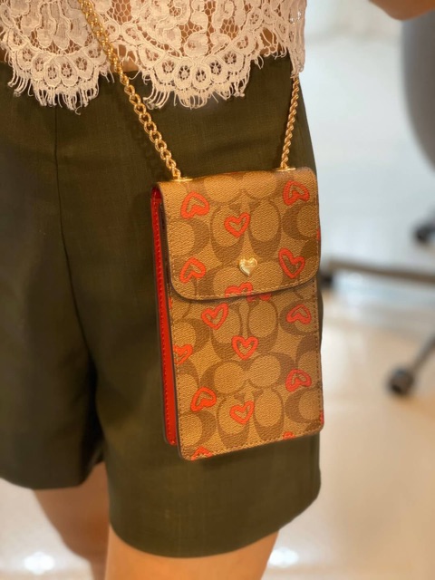 COACH PHONE CASE CROSSBODY BAG ((73486//76988//76357//39955//91046)) COACH NORTH/SOUTH CROSSBODY IN SIGNATURE CANVAS กระเป๋าใส่โทรศัพท์รุ่นนี้ มีความโดดเด่นทั้งดีไซน์และคุณสมบัติในการใช้งาน ด้วยลวดลายที่มีซิกเนเจอร์เป็นเอกลักษณ์แล้ว ด้านหลังยังมีช่องใส่กา