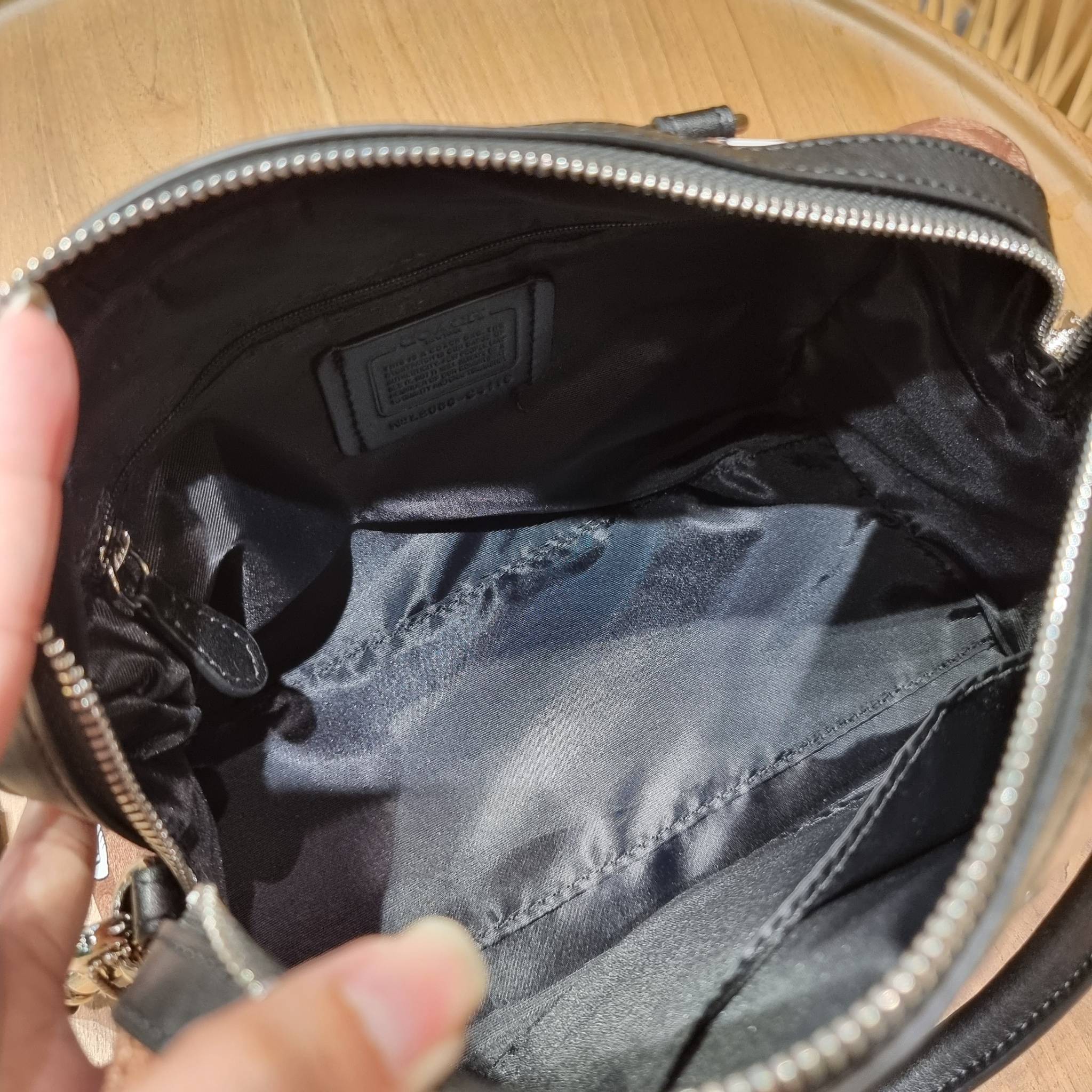 COACH C4118 COACH x PEANUTS ROWAN SATCHEL IN SIGNATURE CANVAS WITH SNOPPY PRINT สนูปพีที่สุดของคอลเลคชั่นแห่งความน่ารัก มาในดีไซน์ของกระเป๋าทรงหมอนยอดฮิต คลาสสิคใช้งานได้ไม่มีเบื่อ รอบนี้มาให้พร้อมสายสะพาย crossbody แบบสปอร์ต ทำให้ใช้งานได้อย่างกระฉับกระเ