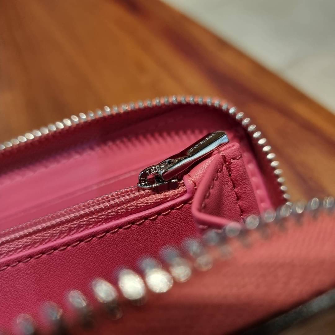 COACH ACCORDION ZIP WALLET IN SIGNATURE CANVAS กระเป๋าสตางค์ใบยาวนี้ที่เหมาะกับการใช้งานทุกรูปแบบ นอกจากเพิ่มความมั่นใจแล้ว ยังทำให้ชีวิตของเราง่ายขึ้นอีกด้วย โดยการเปิดปิดแบบซิปรอบ สามารถใส่ธนบัตร เหรียญ บัตรต่างๆได้หลายใบเลยทีเดียว ขนาดของกระเป๋าสามารถถ