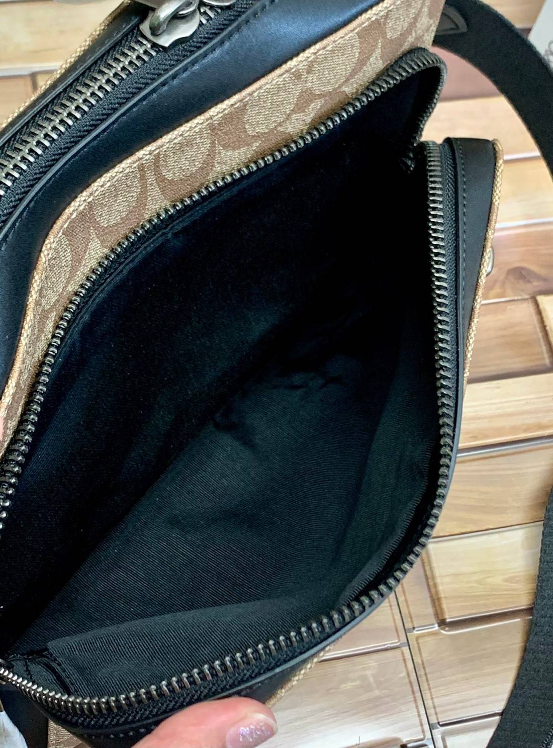 พร้อมสีออกใหม่ ห้ามพลาดค่าา!! COACH WEST CAMERA BAG IN SIGNATURE ((91485)) 🔺กลับมาตามคำเรียกร้องค่าา! กระเป๋าสะพายผู้ชาย((ผู้หญิงก็ใช่สวยทีเดียวค่ะ😘)) หนังแท้ ล่ยหนังCanvasสวยค่ะ มีช่องซิปหน้า//ช่องซิปกลางกว้าง//ช่องหลักแบบซิปคู่ ใส่สัมภาร