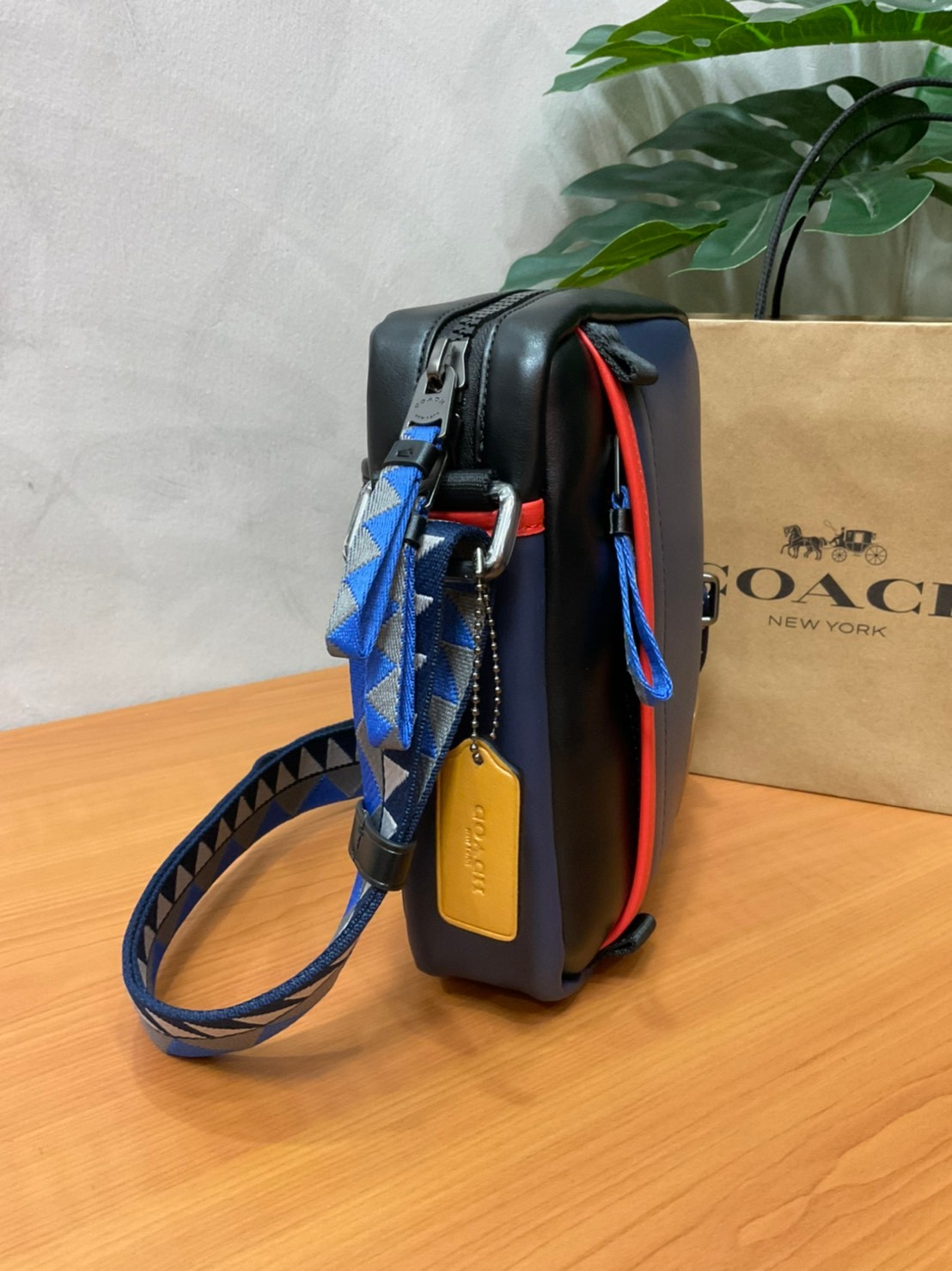 COACH NORTH/SOUTH EDGE CROSSBODY (COACH 5626) IN SIGNATURE CANVAS (COACH 6788) กระเป๋าสะพายผู้ชาย กระเป๋าสะพายรุ่นใหม่ ชนช็อป (!!)รุ่นหายาก สี COBALT MULTI วัสดุทำจาก หนังลูกวัวแท้ เนื้อเรียบ พิมพ์ลาย ขนาดกำลังดี