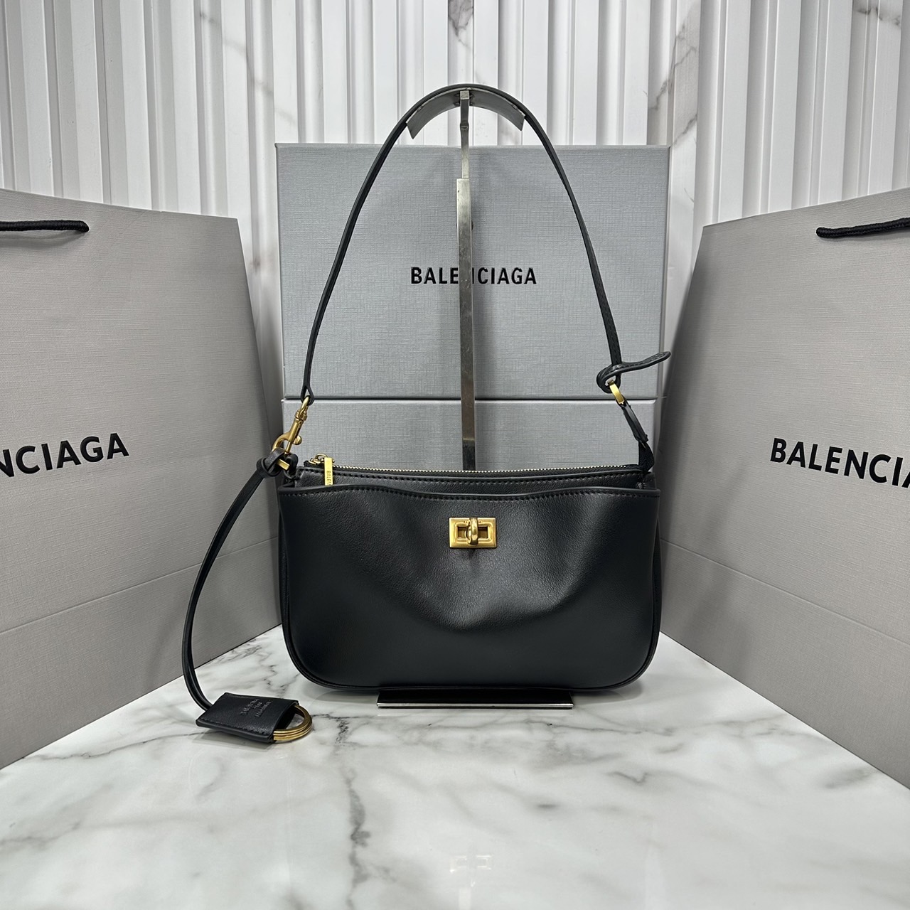 Balenciaga Rodeo Sling Pochette / Balenciaga shoulder leather bag 22cm กระเป๋าสะพายทรงพอชที่สุดของไฮแบรนด์สุดไอคอนิค ดีไซส์เรียบหรู สวยจับต้องได้ ถือหรือสะพายไหล่ได้เก๋มากๆ ถือออกงานก็ได้ลุคไฮแฟชั่นหรูๆ