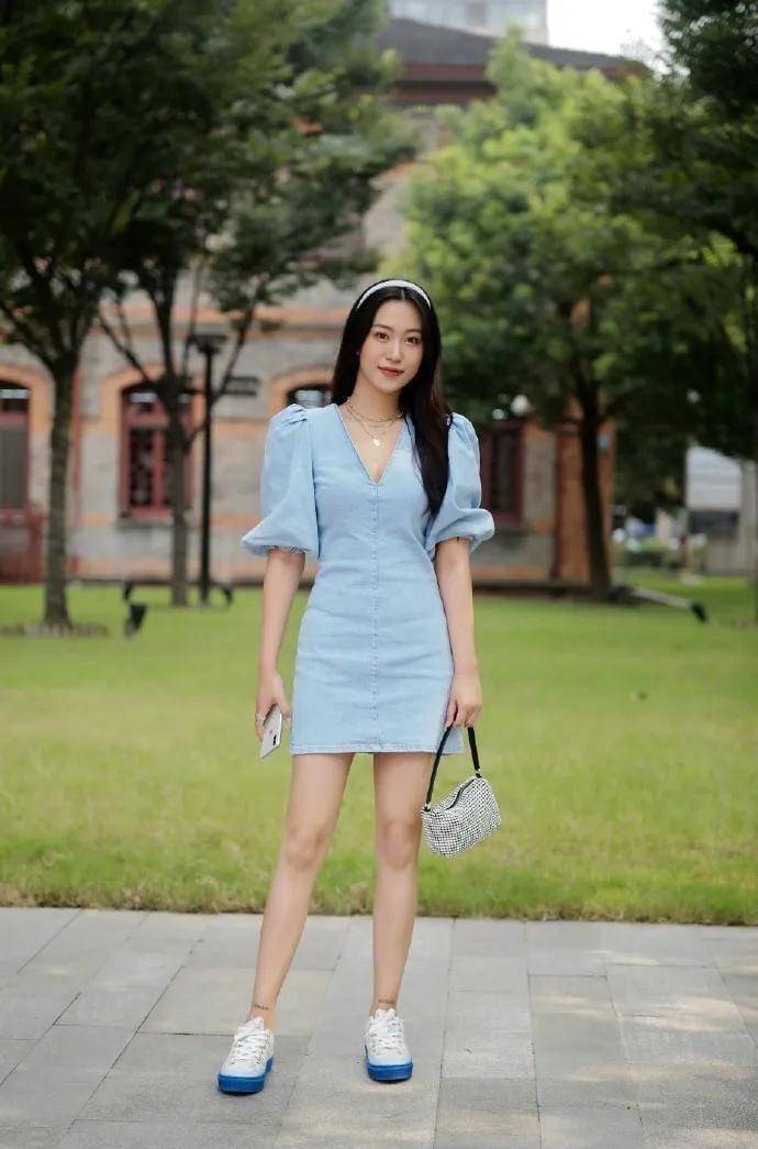 ALEXANDER WANG HEIRESS POUCH IN RHINESTONE MESH จัดให้แบบสุดตัว กับไอเท็มที่สาวๆต่างเรียกร้อง กับกระเป๋าพอชตกแต่งพลอยเทียม หรูหรา โดดเด่น ดูแพง ด้วยการตัดเย็บเรียงร้อยลงบนตาข่ายเนื้อละเอียด ทำให้ดูดีมีราคางดงามจริงๆ เปิด-ปิดด้วยซิป ขนาดกำลังสวย ภายในเป็นช