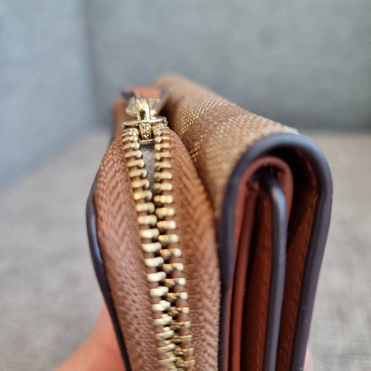 OUTLET 】COACH F41302 SMALL TRIFOLD WALLET IN SIGNATURE CANVAS สวยคลาสสิค พกพาง่าย ใบเล็กน่ารักน่าใช้ ต้องยกให้ใบนี้จ้า 💗💋 ตอบโจทย์คนชอบพกน้อยที่สุด!! กระเป๋าสตางค์ใบสั้นหนังแคนวาสเคลือบคุณภาพดี ภายในเป็นหนังแท้ ใส่บัตร ใส่ธนบัตรได้ทุกชนิด 