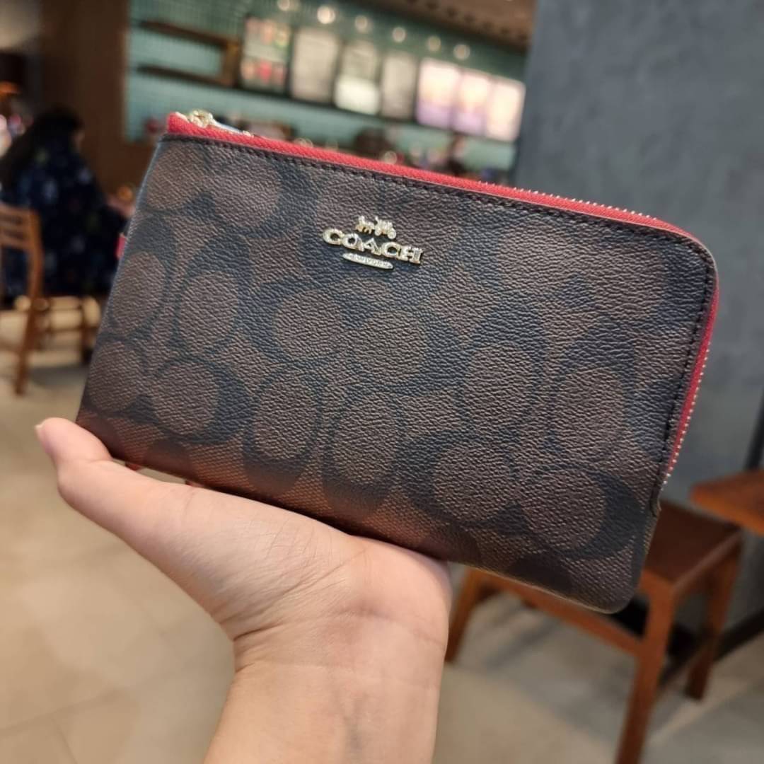 COACH F87591 DOUBLE CORNER ZIP WALLET IN SIGNATURE COATED CANVAS คล้องมือรุ่น 2 ซิป!! มาแล้วจ้า 🌟🤗 ไซส์นี้คือเหมาะมือจริงๆ พกง่ายเช่นเคย ไม่ต้องกังวลว่าจะเกะกะหรือกินพื้นที่กระเป๋าหลัก วัสดุหนังแคนวาสเคลือบลาย มีช่องหลักแยก 2 ช่อง ภายในบุผ