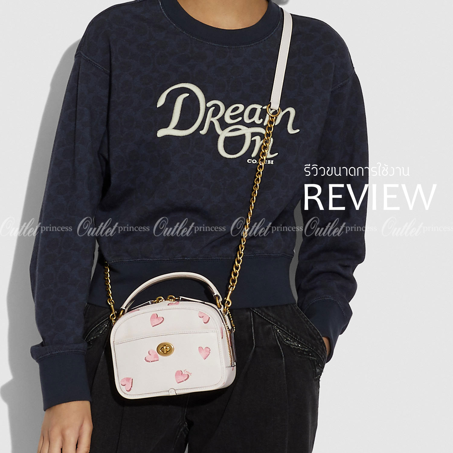 COACH LUNCHBOX TOP HANDLE WITH HEART PRINT ((C3920)) พร้อมส่งความน่ารักที่ไทย ตามมาติดๆค่ะ!! กระเป๋าสะพายข้างหรือแบบหิ้วออกงานเกร๋ๆได้เลยค่ะ หนังแท้อย่างดีสวยงามมากค่ะ ❤️จุดเด่นของรุ่นคือปริ้นลายหัวใจแบบ3D ทั้งใบ