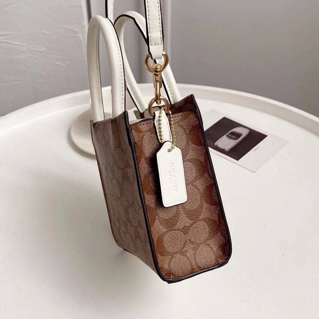 COACH MINI CALLY CROSSBODY IN SIGNATURE ((3599, 2184, 5693, 2134, 2183)) พร้อมส่งที่ไทยทันที! กระเป๋าสะพายครอสบอดี้ร์ กระเป๋าครอสบอดี้โท้ทมินิไซส์ รุ่นใหม่สุดฮอต!! ใบจริงคือน่ารักม้ากกกก!! สวยอยู่ทรง น่ารักน่าใช้ ทรงTote ปากกระเป๋าเปิดปิดแบบแม่เหล็ก ภายใน