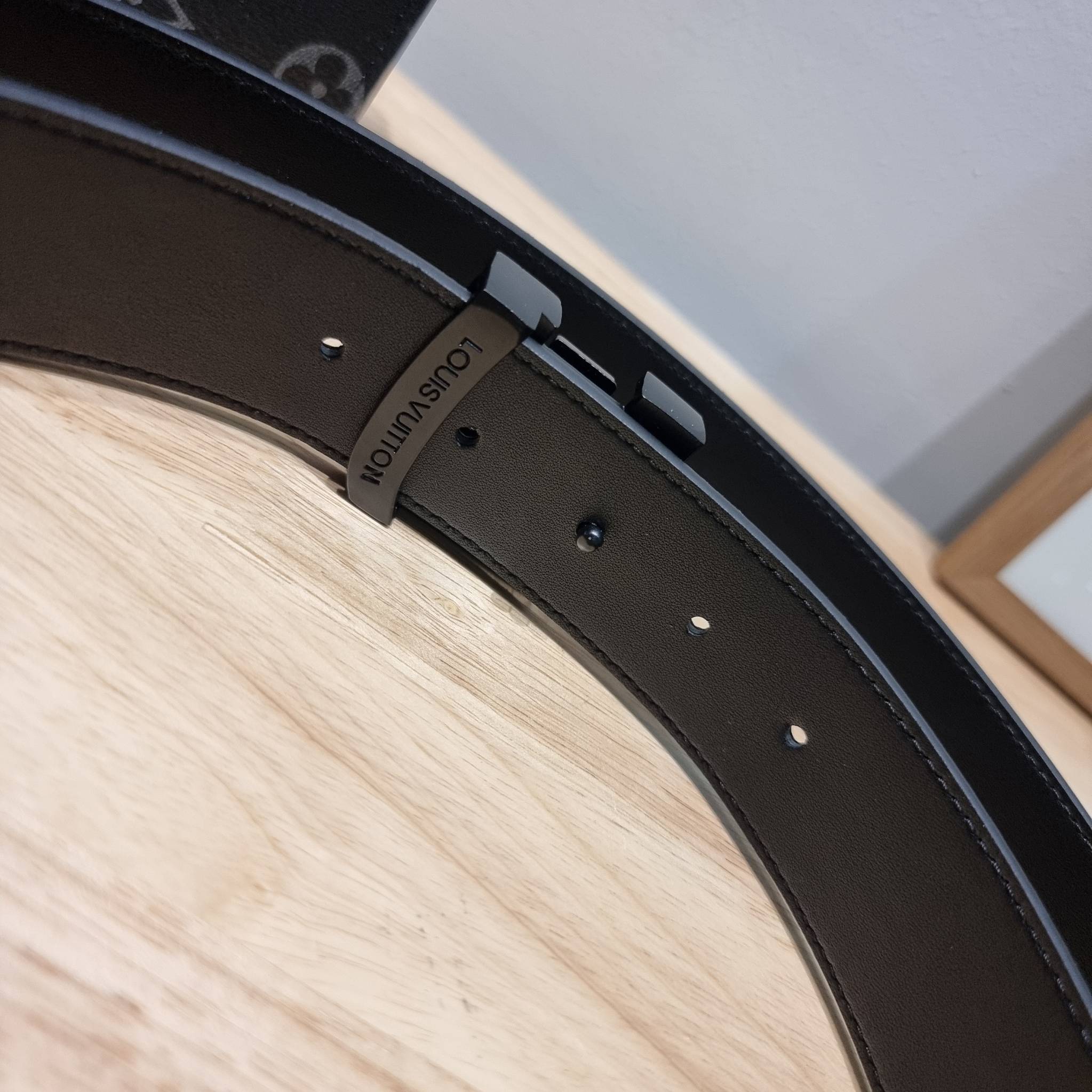 LV POCHETTE VOYAGE SET BAG / LV gift box สุดยอดไอเท็มใน box set ที่เหมาะแก่การเก็บสะสม หรือจะส่งให้เป็นของขวัญในช่วงปีใหม่ก็ดีงามที่สุด จัดให้ทั้งกระเป๋าคลัทช์สีคลาสสิค กระเป๋าเก็บกุญแจ ที่จัดสรรให้พกพาได้ง่ายไม่เกะกะ และเข็มขัดเข้าเซ็ทคุมโทนได้ดีเยี่ยม แ