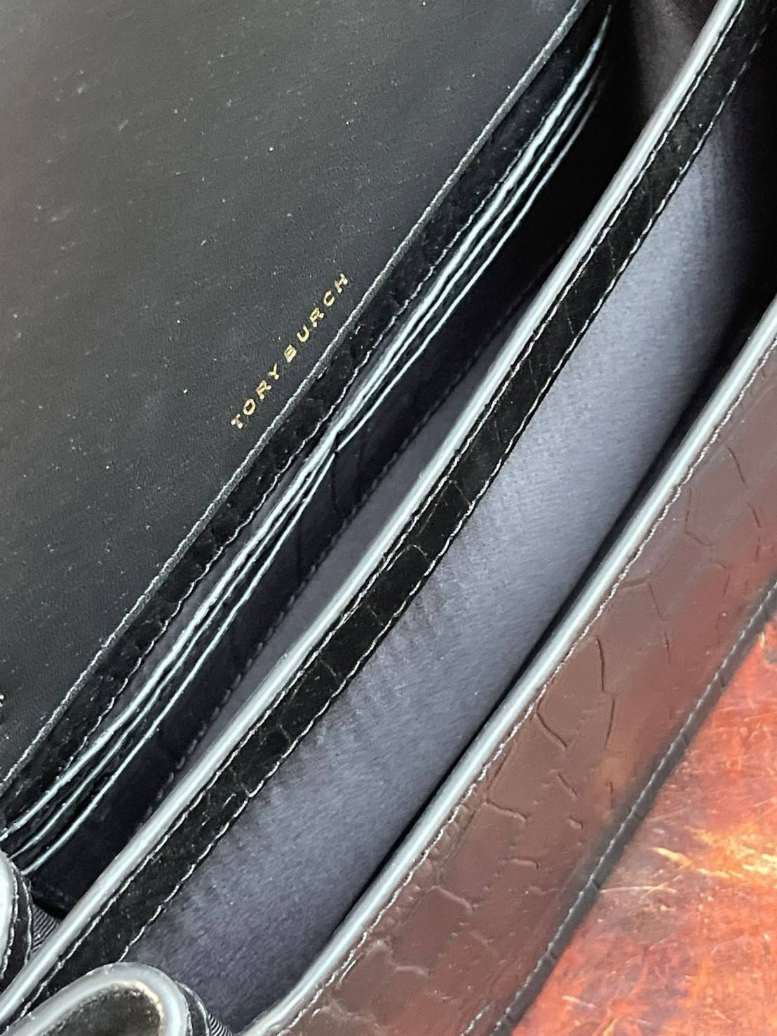 Tory Burch Black Carson Croc Embossed / TORY BURCH Carson Convertible Croc Leather รุ่นท็อปที่สาว ๆ หลายคนถูกใจ ด้วยทรงกระเป๋าคลาสสิกสุดเก๋ ใช้งานแบบไหนก็ดูดี ในลุคช์สาวหวานแบบสะพายสายคู่ หรือ ต้องการความคล่องตัวด้วยการสะพายแบบครอสบอดี้ มีดีไซน์ที่ Practi