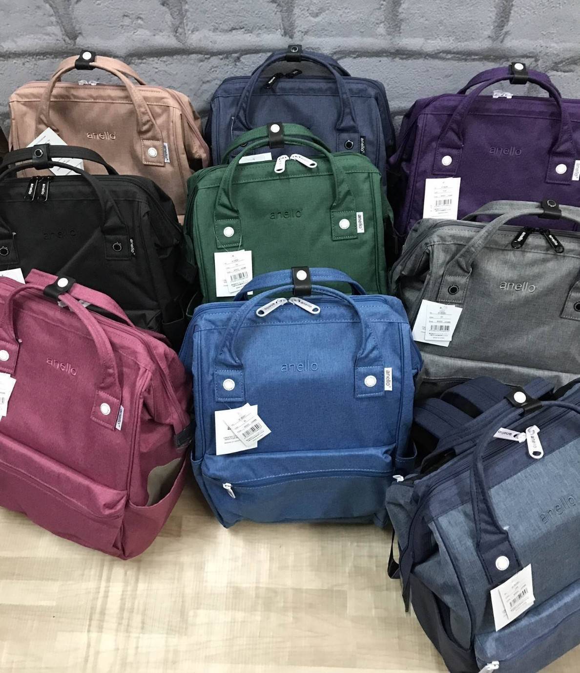 Anello Mottled Polyester Mini Backpack เป้แบรนด์ดังแห่งปี วัสดุ poleyester canvas เนื้อผ้าเรียบหรู และทันสมัย ดีเทลคล้ายรุ่น original ต่างตรงที่ด้านหน้าเป็นงานปักโลโก้สวยงาม และหัวซิป สกรีนโลโก้แบรนด์สีสันเข้ากับตัวกระเป๋า รุ่นชน shop มีหลากสีให้เลือกสรรค