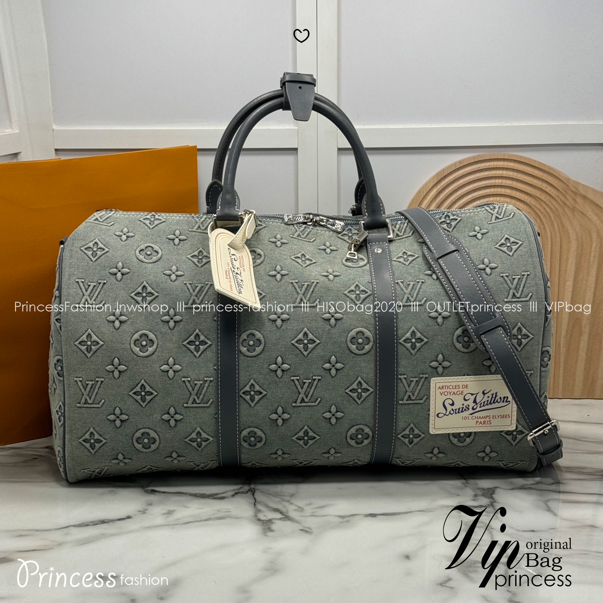 LV Keepall Bandoulière 50 denim classic travel bag กระเป๋าเดินทางสุดคลาสสิก ออกแบบใหม่ด้วยผ้าเดนิมสีซีดพร้อมลาย Monogram ภายในกว้างขวาง ขนาดเหมาะสำหรับการพักผ่อนในวันหยุดสุดสัปดาห์ หรือขึ้นเครื่องใส่สัมภาระได้อย่างครบถ้วน ตอบโจทย์มากค่ะ