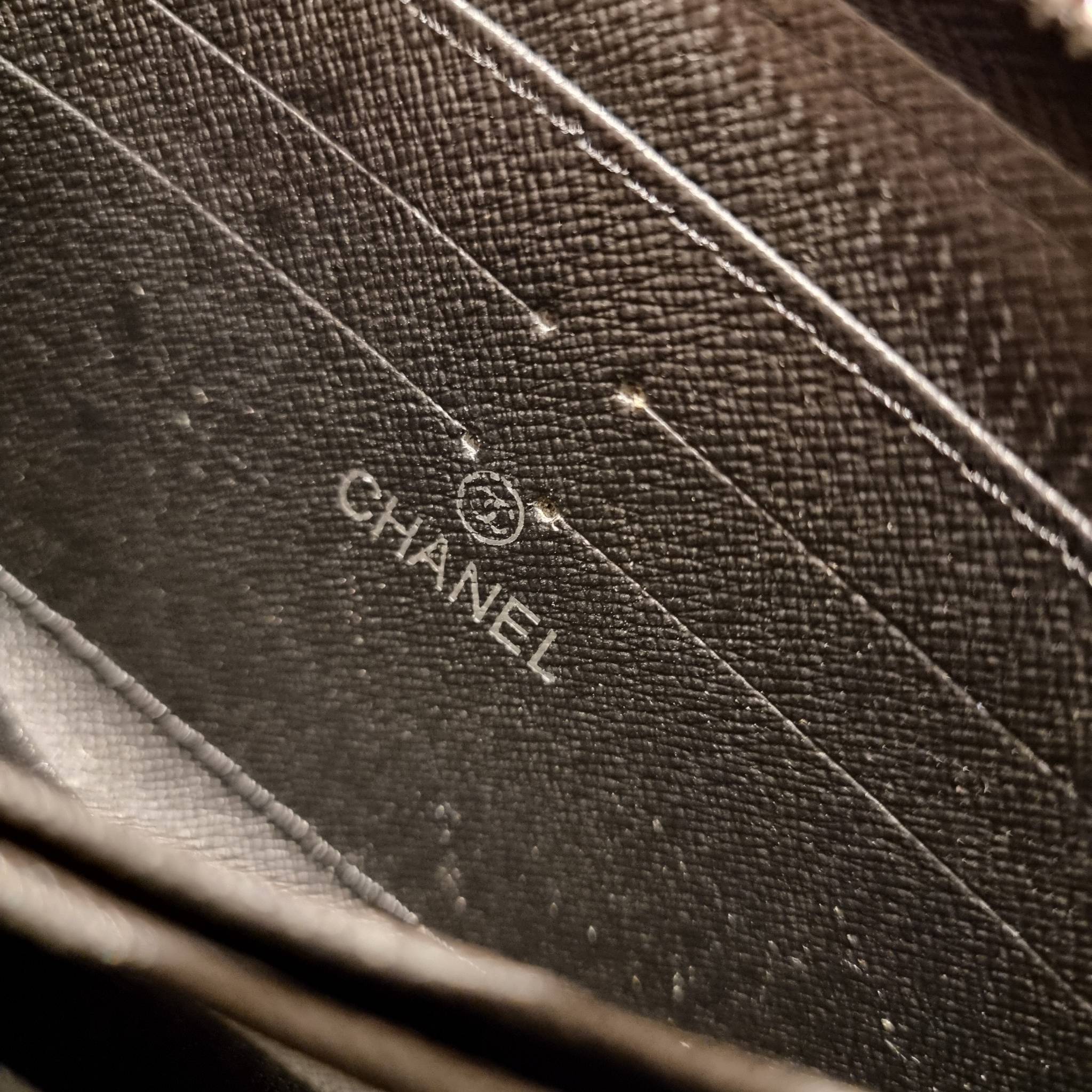 VIP 】กระเป๋าสตางค์ใบยาวรุ่นซิปรอบ สวยรับทรัพย์จาก Chanel วัสดุหนังลายคาร์เวีย ใช้แล้วขับผิวสุดๆ เปิด-ปิดด้วยซิปรูดรอบใบ ใช้งานง่าย ภายในกระเป๋ามีช่องใส่บัตรได้ ใส่ธนบัตรหรือเหรียญได้ มีช่องซิปแยกอีกหนึ่งช่อง ดีไซน์เรียบหรูแบบนี้ สาวๆห้ามพลาดกันน้า!! ซื้อใ