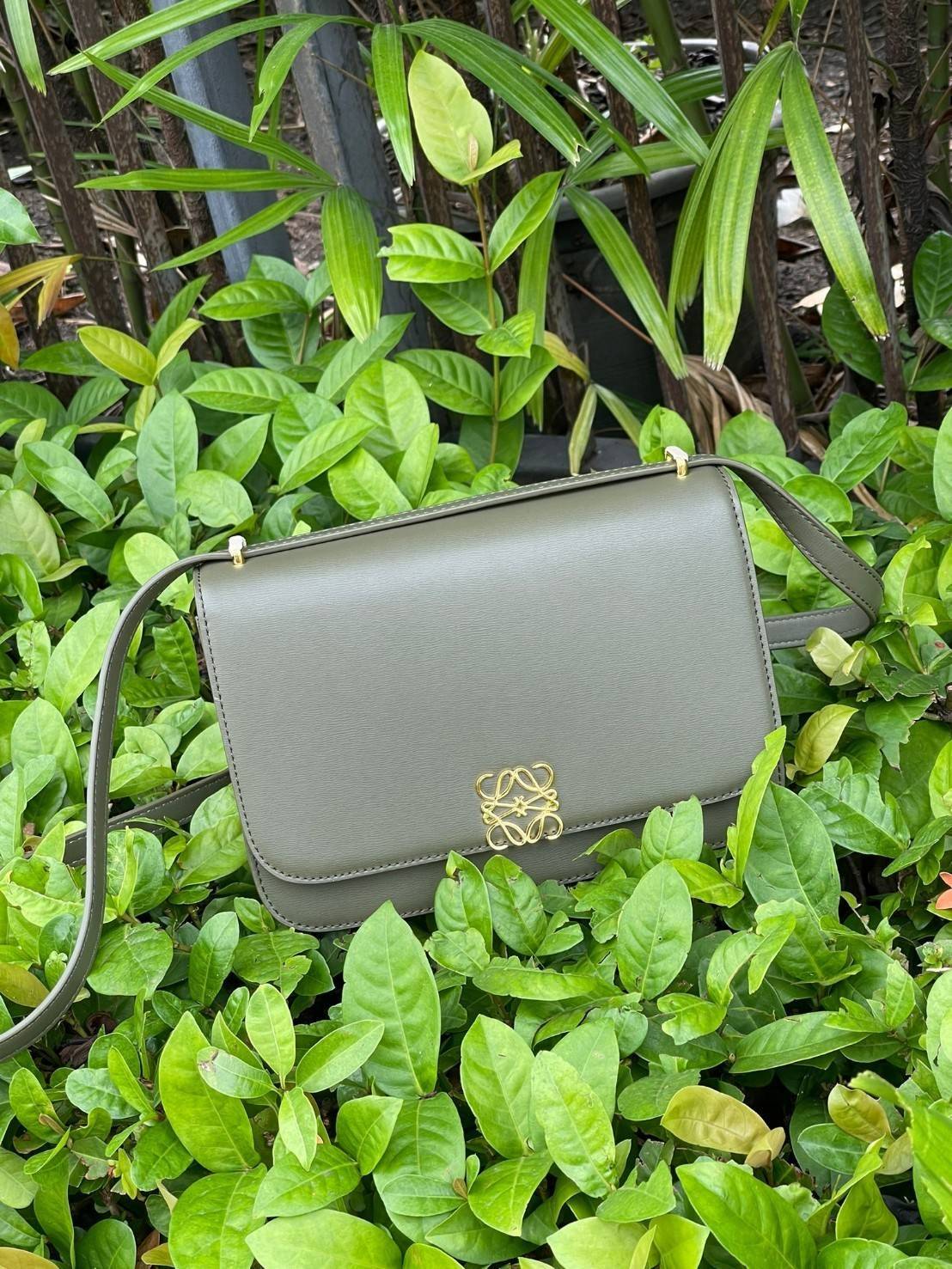 Medium : LOEWE Goya anagram leather shoulder bag กระเป๋าทรง GOYA รูปทรงกล่องอันคลาสสิกที่มาพร้อมรายละเอียดอันน่าค้นหา พร้อมด้วยโครงสร้างที่เปี่ยมไปด้วยสเน่ห์น่าค้นหา มีช่องใส่ของขนาดกว้างและเป็นทรงทำให้การจัดการสิ่งของต่างๆ ของสาวๆ นั้นง่ายดายมากยิ่งขึ้น 