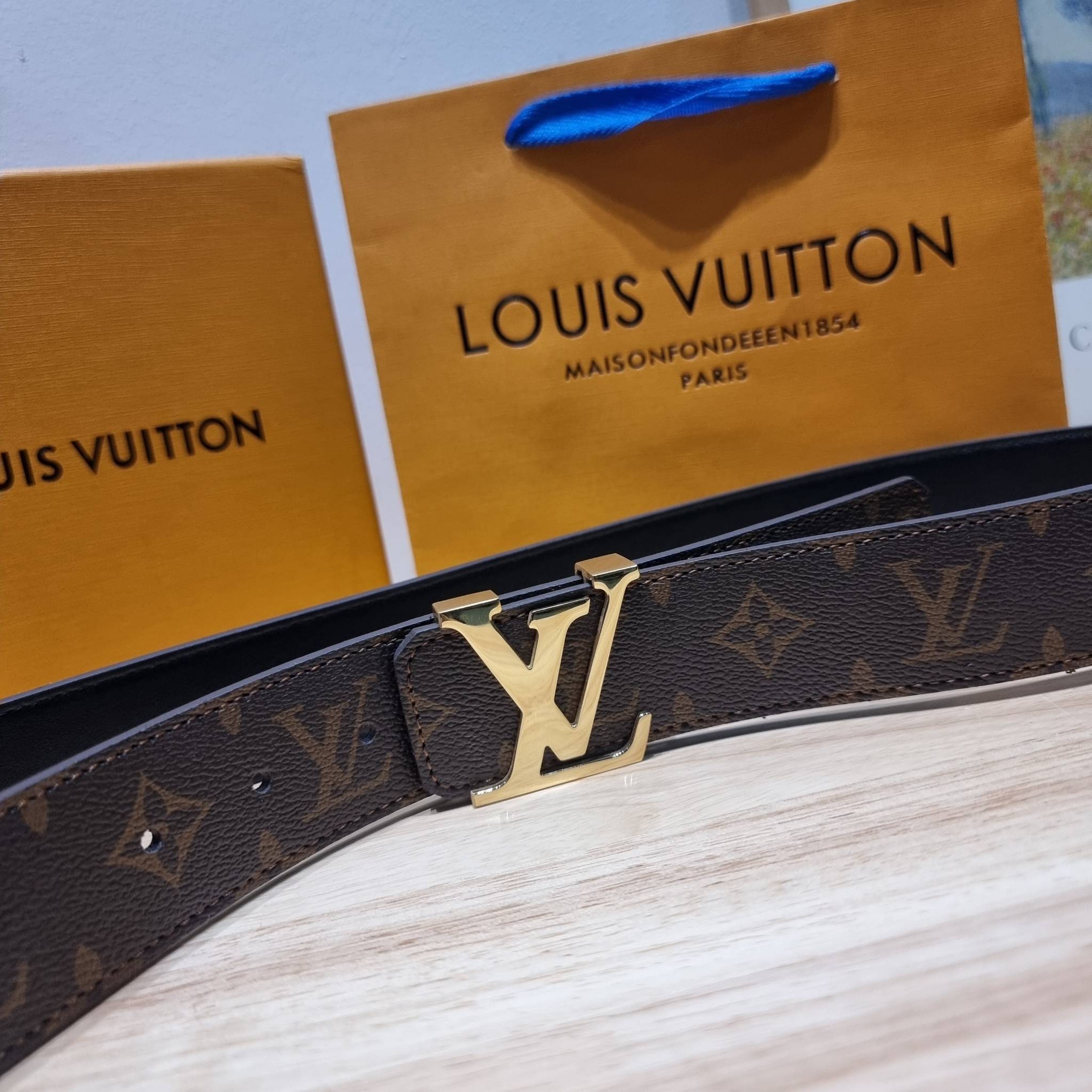 LV Belt Monogram / Silver- Gold เข็มขัดสุดคลาสสิค เรียบง่าย ผู้ดี เป็นซิกเนเจอร์ ด้วยดีไซน์ที่เป็นอมตะ หัวเข็มขัด solid steel อะไหล่ทองและอะไหล่เงินโดดเด่น