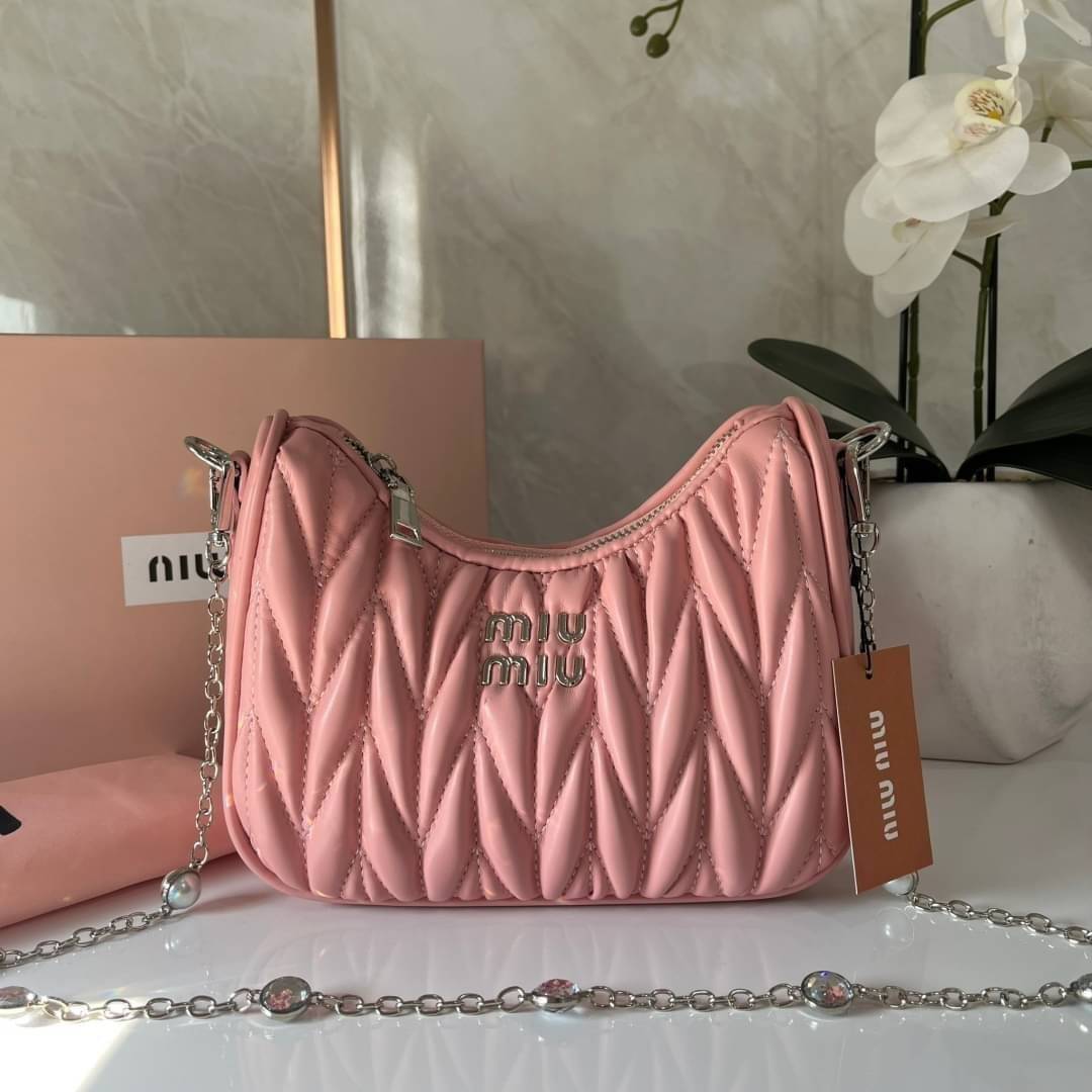 MIU MIU matelasse nappa leather shoulder bag กระเป๋าสะพายข้าง สายสะพายประดับไข่มุกและคริสตัล ให้ความละมุม ลุคคุณหนูน่ารักสุดๆคะ