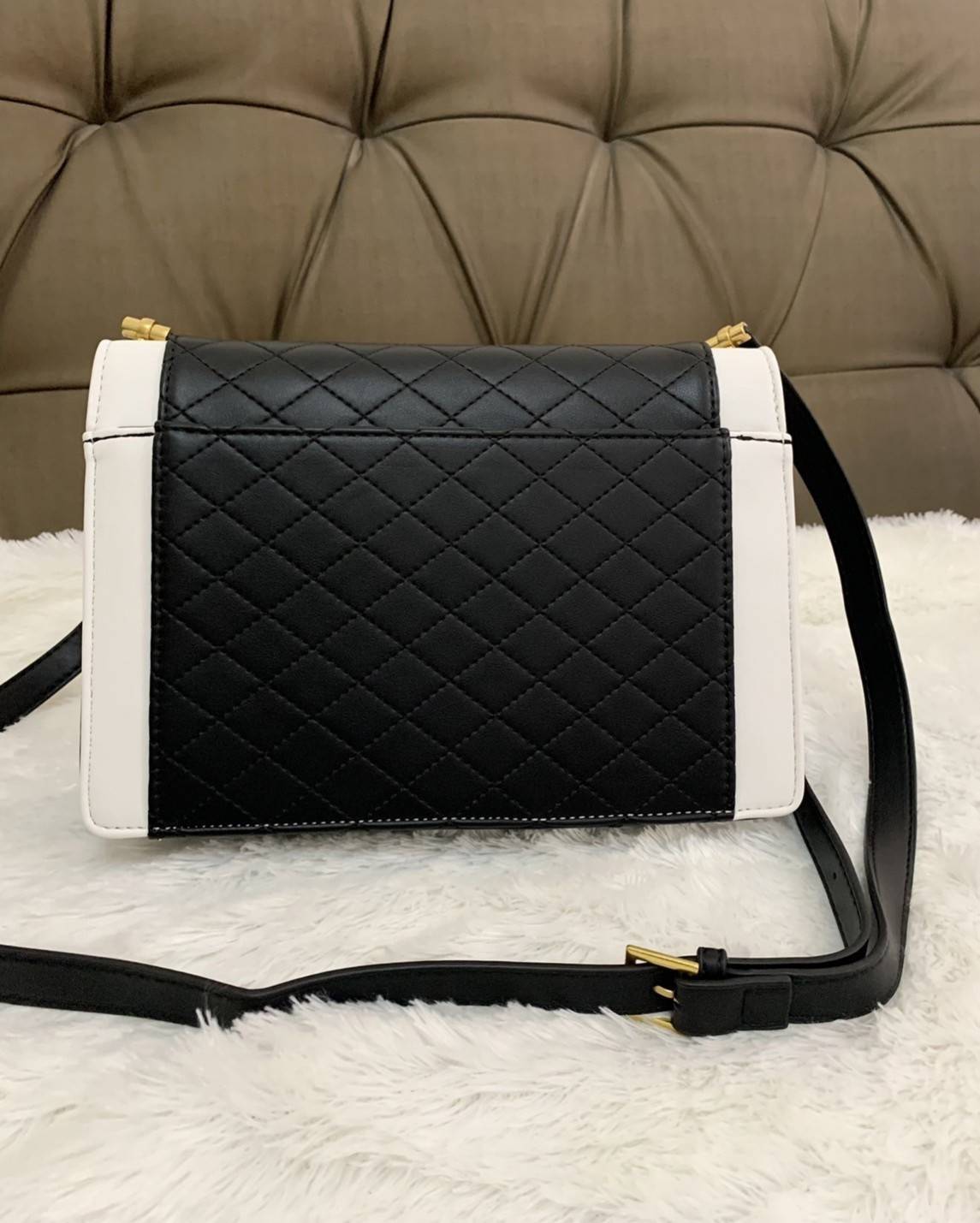 VIP SAINT LAURENT GABY SATCHEL BLACK / YSL GABY กระเป๋าสะพายดีไซน์เกร๋ รูปทรงแบบซองจดหมาย หนังลายตาราง น้องใหม่จากSaint Laurent Gaby Satchel วัสุดหนังลูกแกะแบบควิลท์ (หนังแกะสังเคราะห์) งานสไตล์วินเทจ แต่งขอบสีขาวตัดกับสีดำ ด้านหลังมีช่องสำหรับใส่ของได้ โ