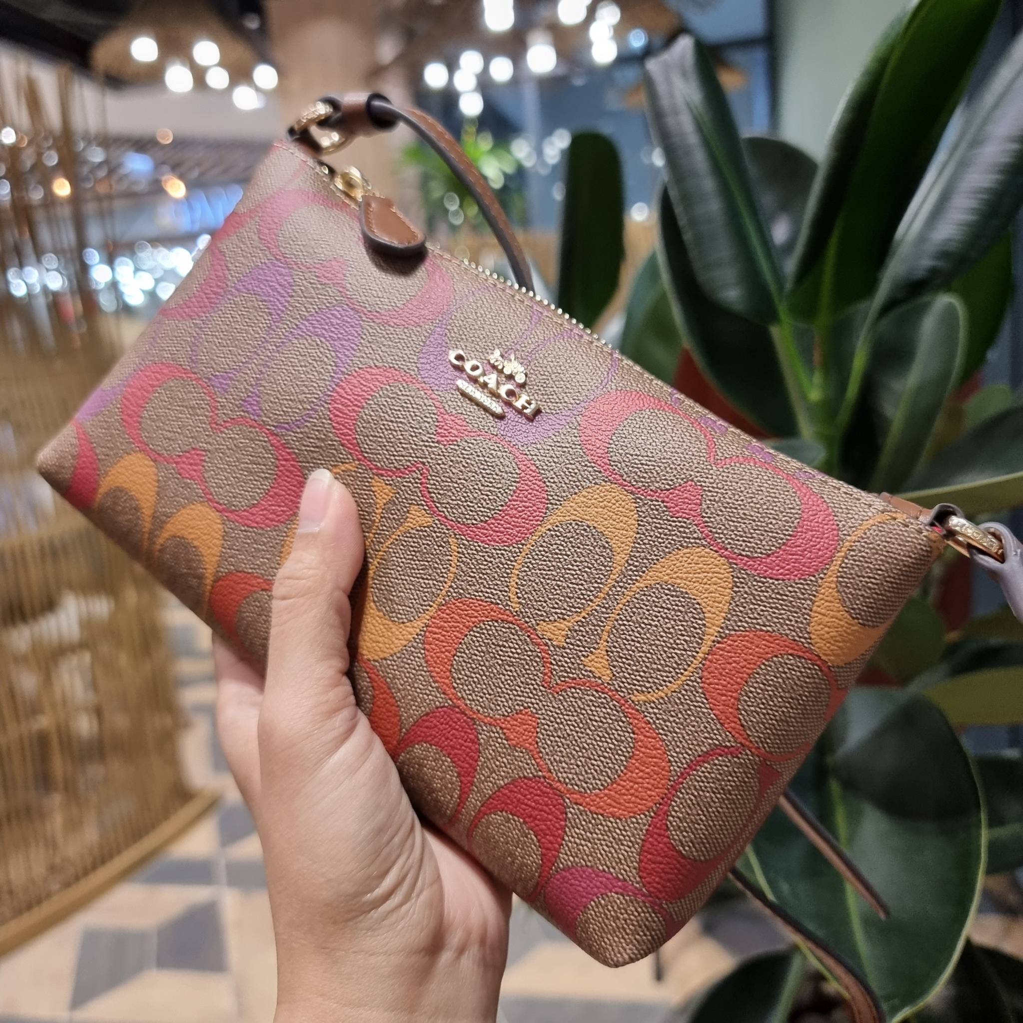COACH C1653 ZIP TOP CROSSBODY IN RAINBOW SIGNATURE CANVAS คอลเลคชั่นใหม่ ปังและสวยไปอีกหนึ่ง สาวๆตามหาต้องไอเท็มนี้ กระเป๋าสะพายข้าง ใช้งานง่าย สายสะพายในตัว ปรับได้สบายๆ ดีไชน์รูปทรงออกมาคลาสสิค น่าใช้ วัสดุหนังแคนวาส เปิด-ปิดด้วยซิป ภายในเป็นช่องโล่ง มี
