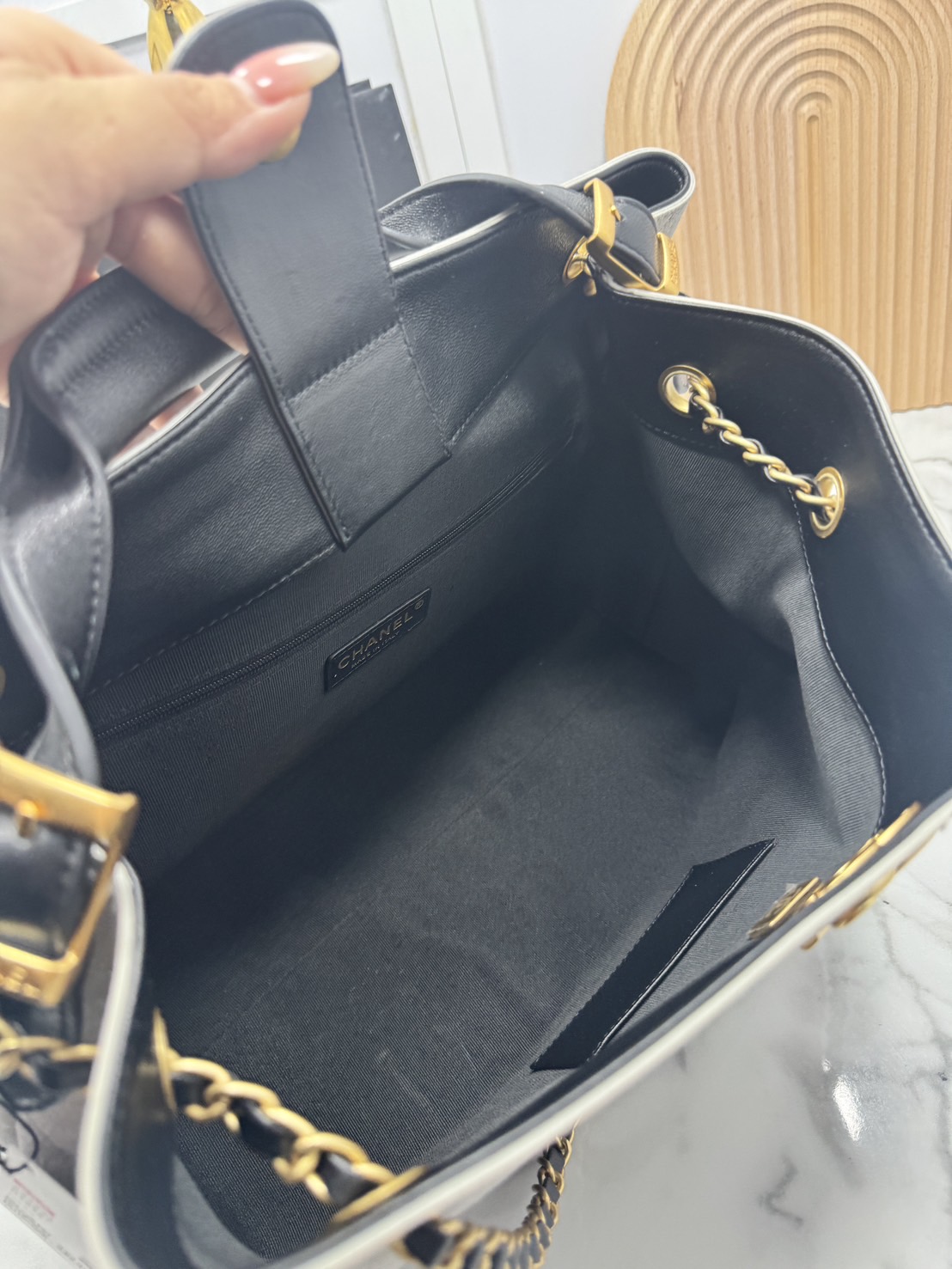 ORI หนังแท้ | CHANEL Shopping Bag 25A Suede Bag กระเป๋าช้อปปิ้งทรงโท้ทหนังกลับสีทูโทน ในคอล Métiers Dart 2024/25 ดีไซน์ใหม่หนังกำมะหยี่โทนเทา ใช้งานง่าย สวยหรูดูแพง