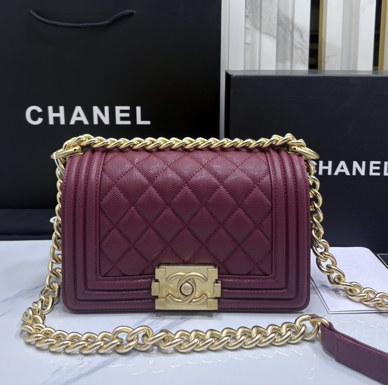ORI หนังแท้ | CHANEL Boy 20cm shoulder bag กระเป๋าสะพายรุ่นยอดนิยมสุดคลาสสิคตลอดกาล หรูหราระดับตำนาน สวยงามเหนือกาลเวลา ขนาดเล็กน่ารัก ไม่ว่าเวลาจะผ่านไปเเค่ไหนก็ไม่เคย Out เรียบ หรู คลาสสิค ผู้ดี ไฮโซที่แท้ทรูสวยมากค่ะ