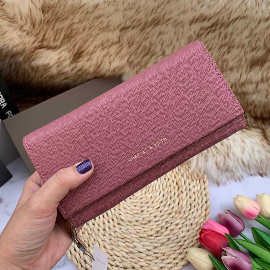 ของแท้ 💯% CHARLES & KEITH METAL TASSEL CLASSIC LONG WALLET กระเป๋าเงินใบยาวรุ่นพู่ยอดฮิต!! หนังพิมพ์ลายคาร์เวียร์ใช้ทน ด้านหลังมีช่องใส่บัตร/แบงค์ได้